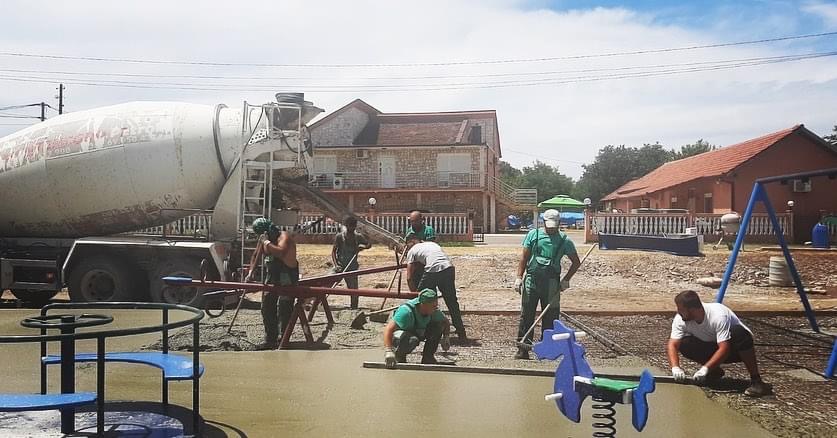 Vrijedne ekipe gradskih preduzeća izvode radove na više lokacija