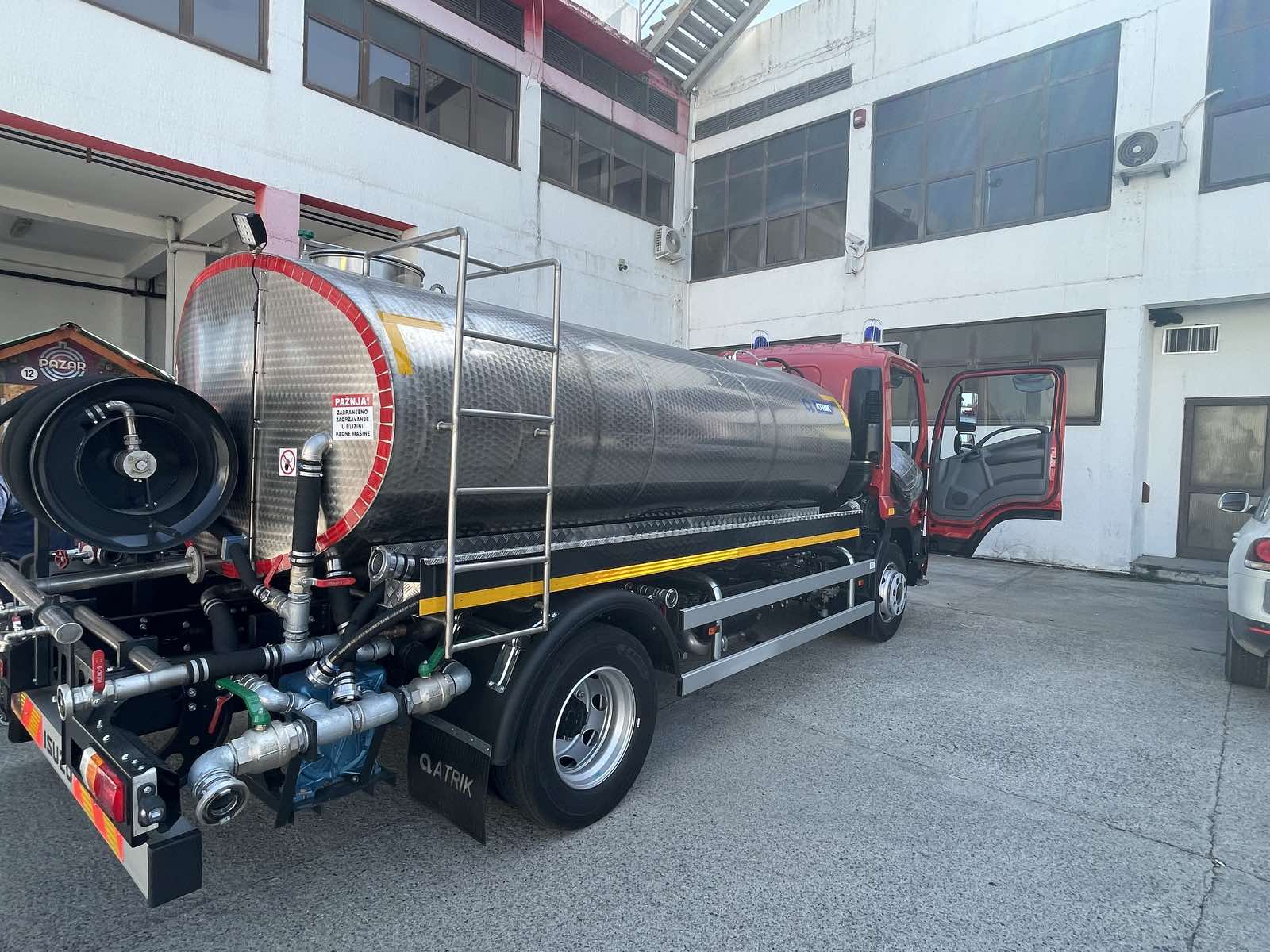 Borba sa vatrenom stihijom zahtijeva stalna ulaganja; Služba zaštite i spašavanja Glavnog grada nabavila još jednu cistijernu za prevoz vode