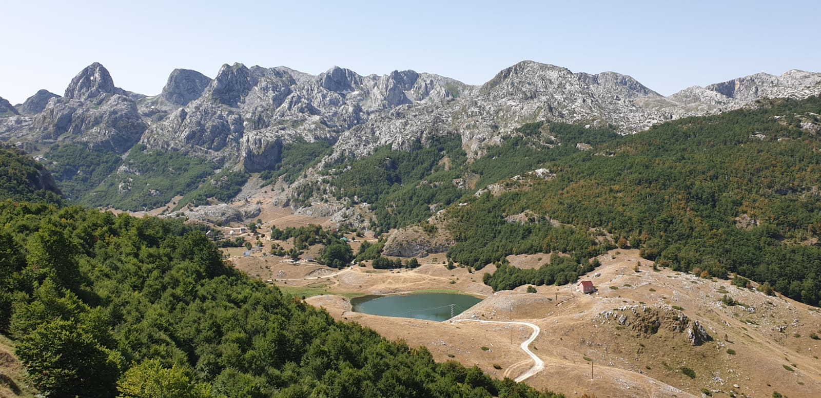Postavljena saobraćajna signalizacija i info table za Park prirode Komovi
