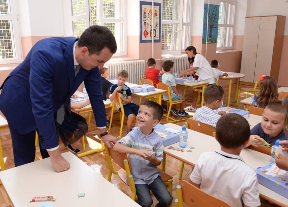 Glavni grad obezbijedio sredstva za kupovinu školskog pribora za sve prvake