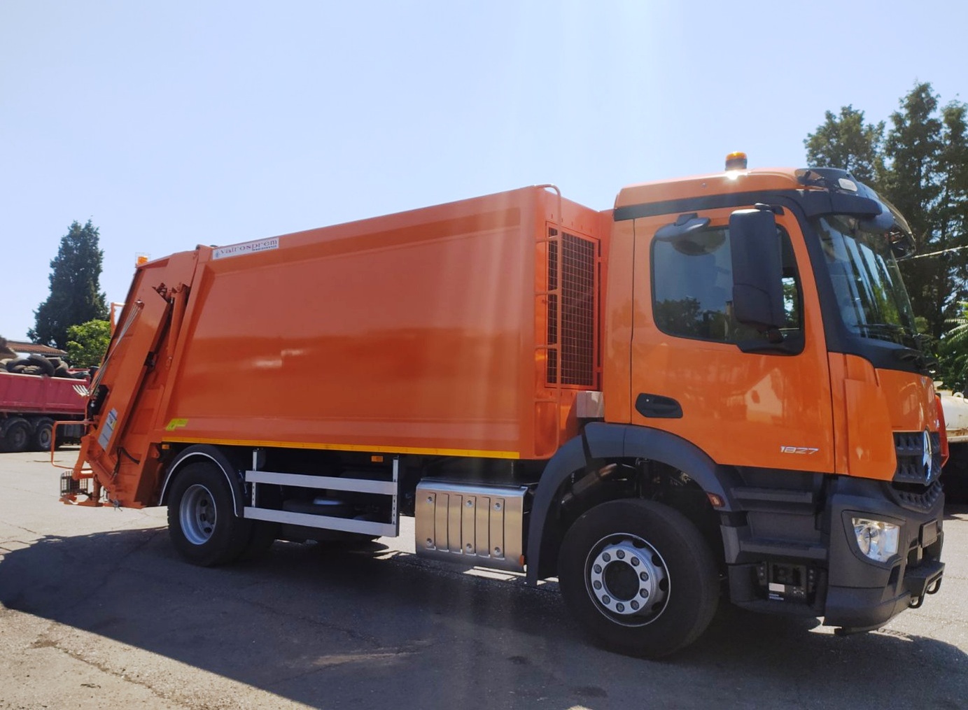 Čistoća nastavlja da ulaže u modernizaciju opreme; Izvršena nabavka još jednog komunalnog vozila za odvoz otpada