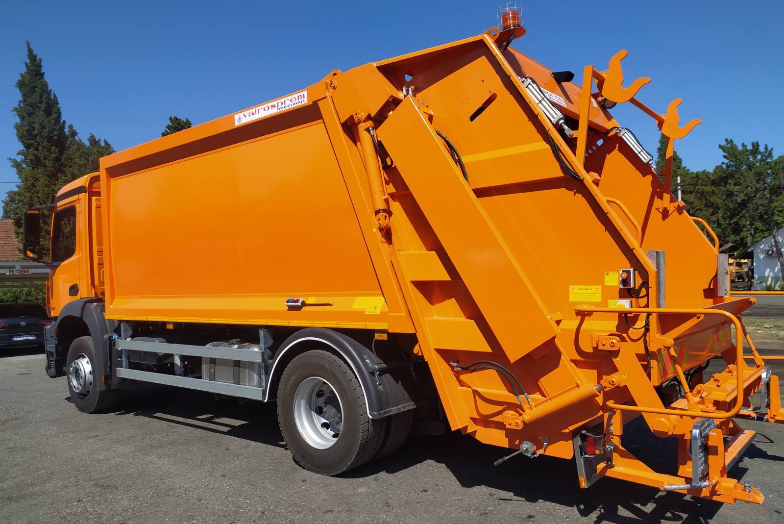 Čistoća nastavlja da ulaže u modernizaciju opreme; Izvršena nabavka još jednog komunalnog vozila za odvoz otpada