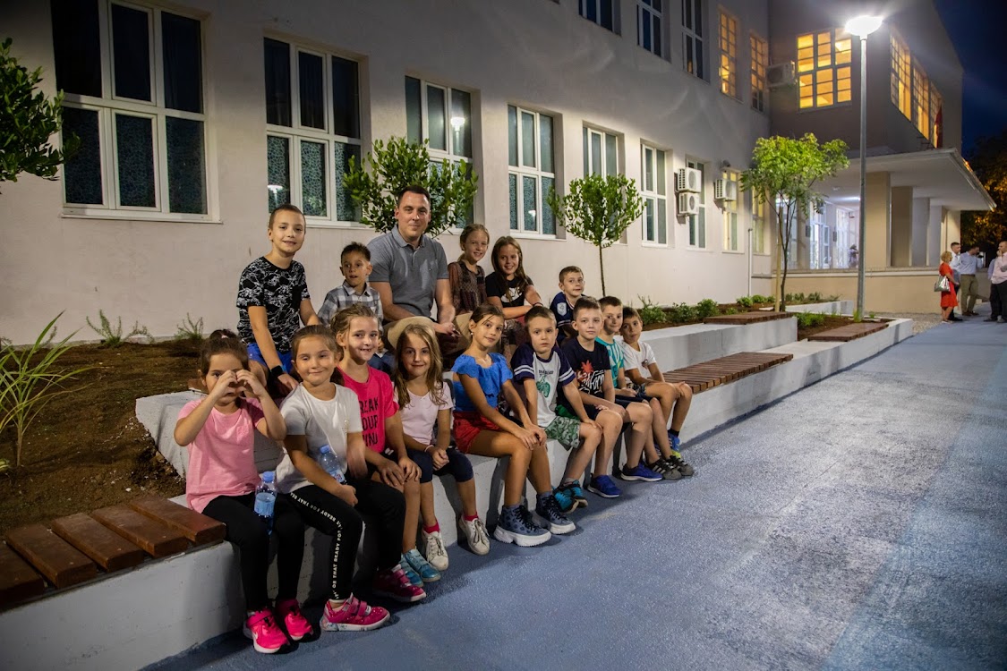 Nastavlja se uređenje centra grada; Dvorište i okolina OŠ Savo Pejanović dobili novi izgled
