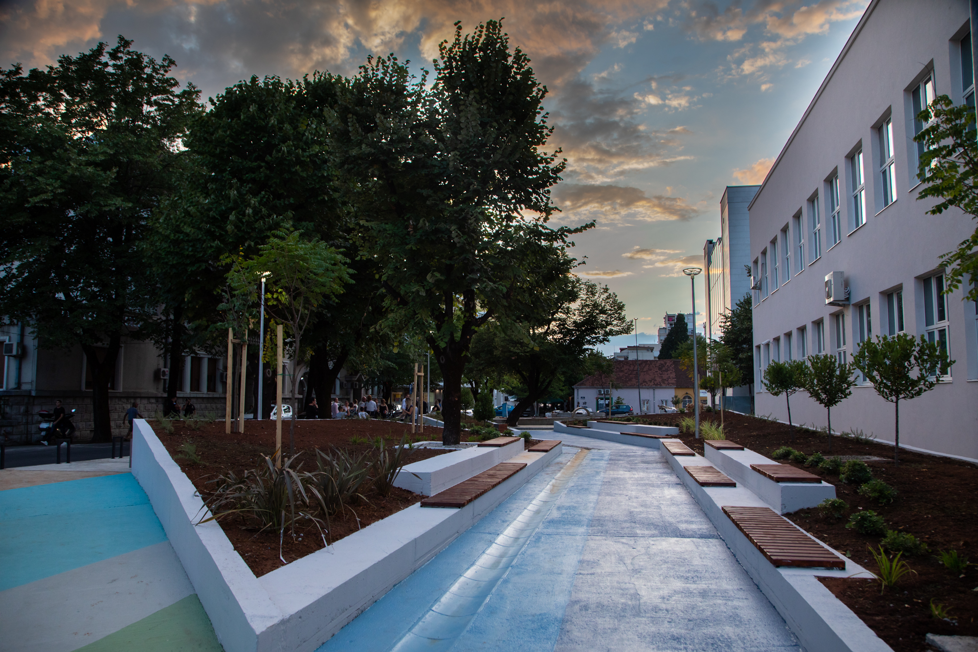 Nastavlja se uređenje centra grada; Dvorište i okolina OŠ Savo Pejanović dobili novi izgled