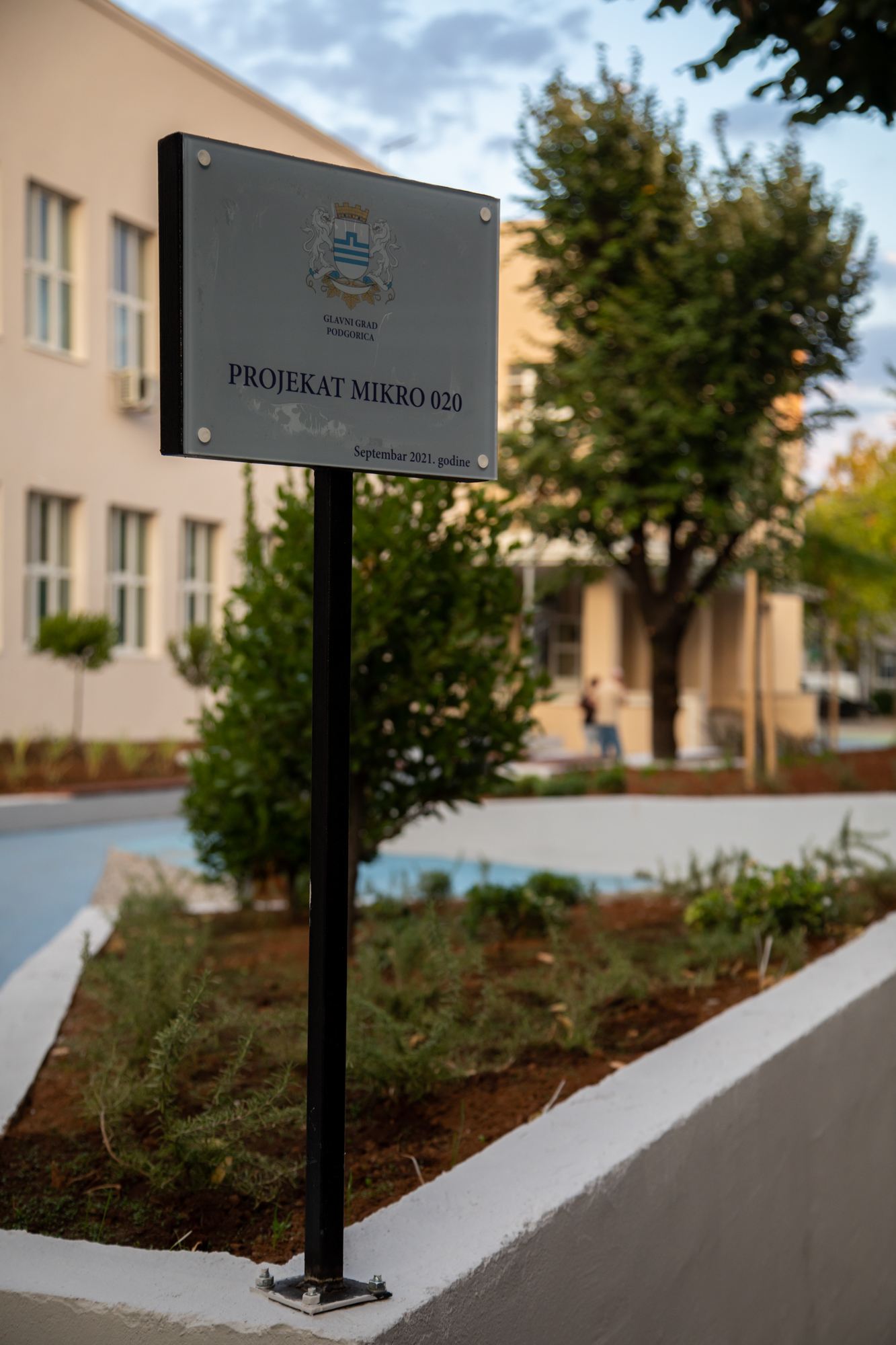 Nastavlja se uređenje centra grada; Dvorište i okolina OŠ Savo Pejanović dobili novi izgled