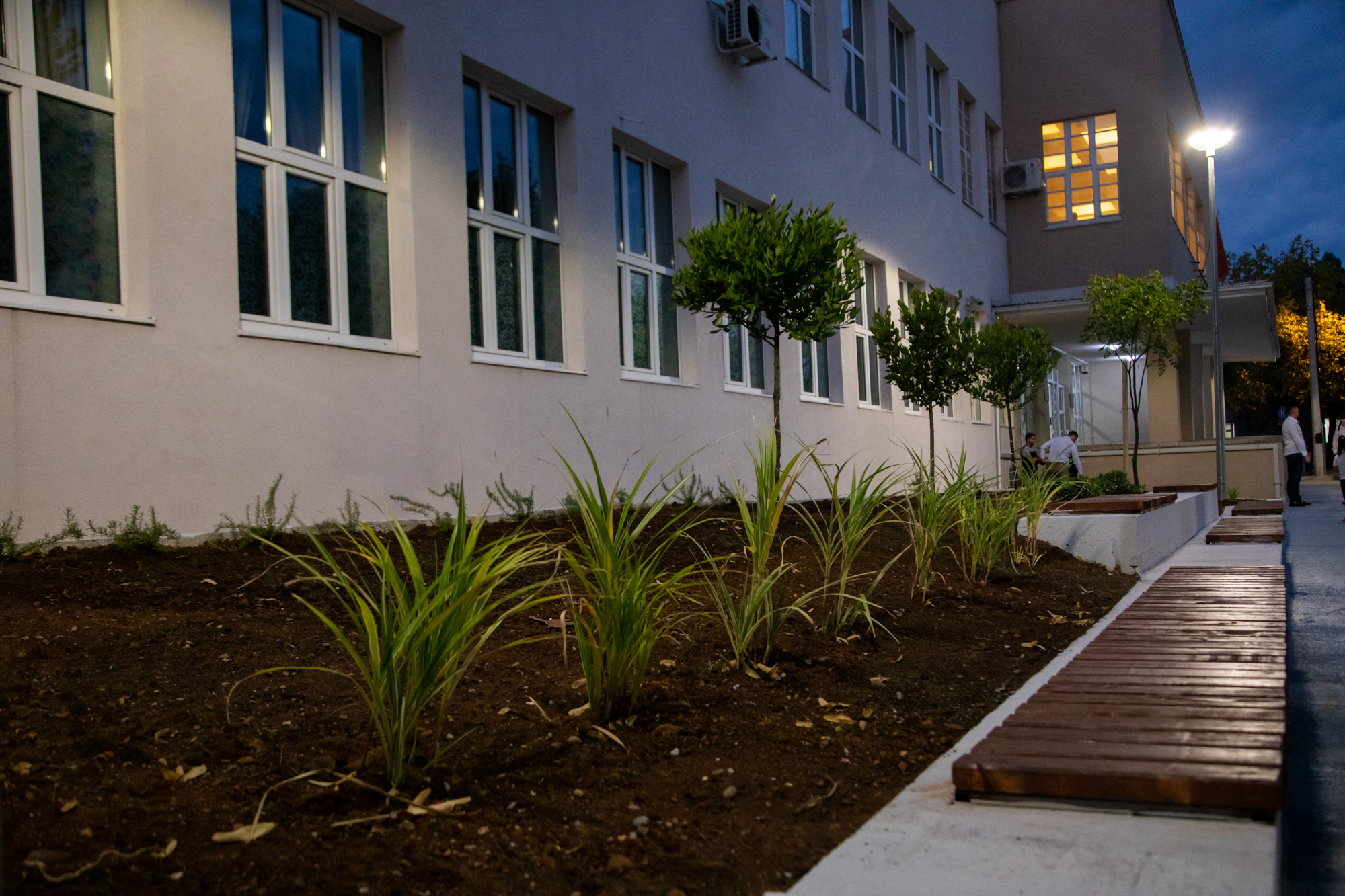 Nastavlja se uređenje centra grada; Dvorište i okolina OŠ Savo Pejanović dobili novi izgled