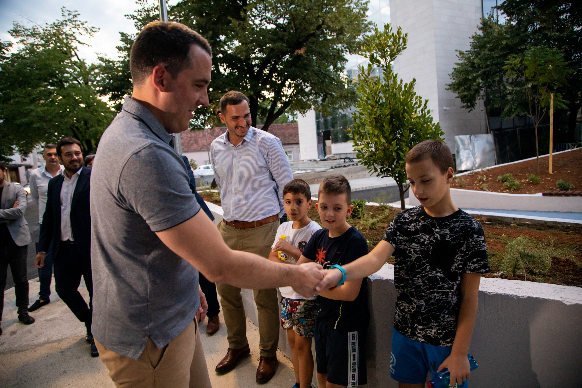 Nastavlja se uređenje centra grada; Dvorište i okolina OŠ Savo Pejanović dobili novi izgled