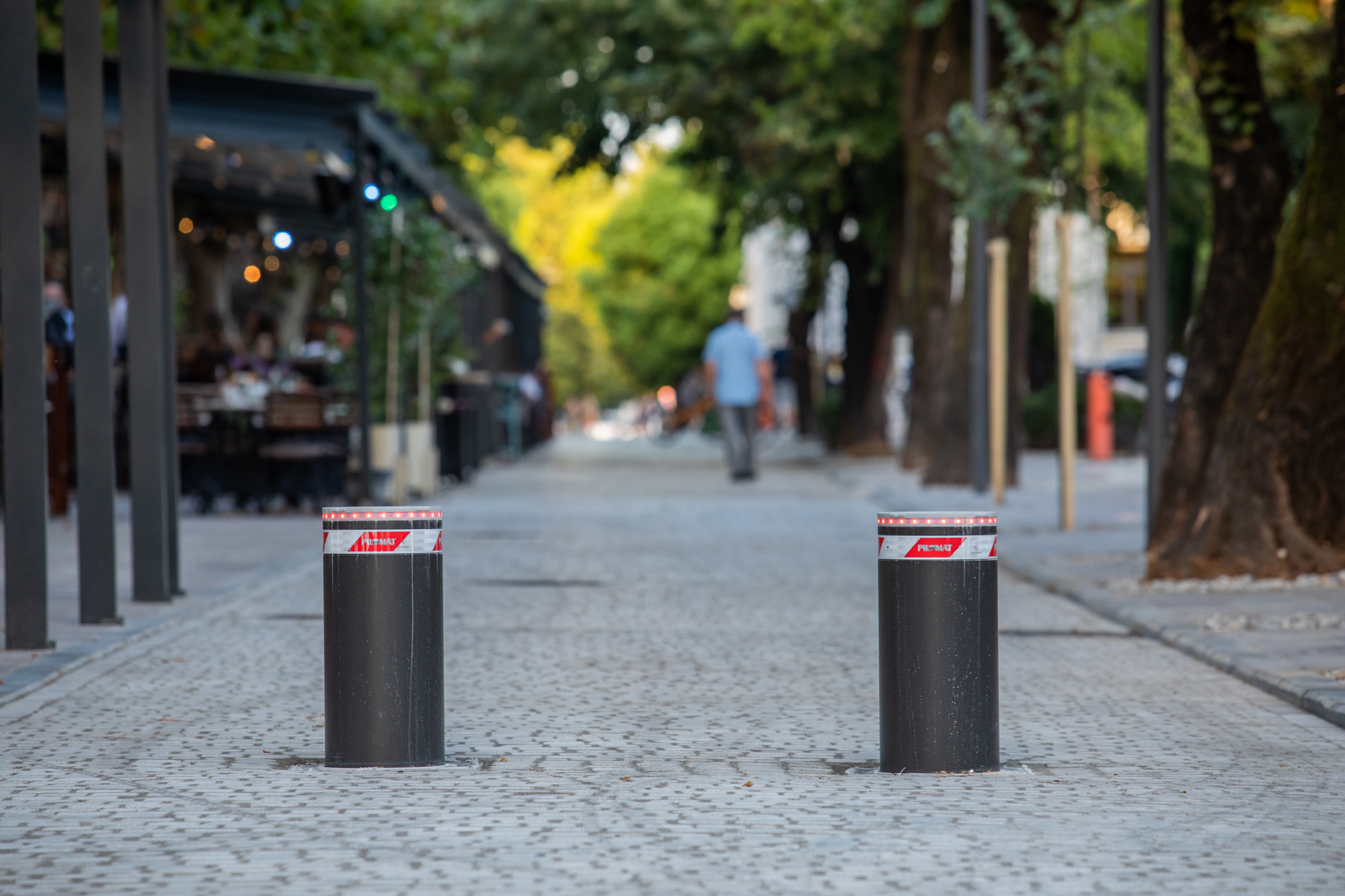 Oštećeni stubići u Bokeškoj ulici