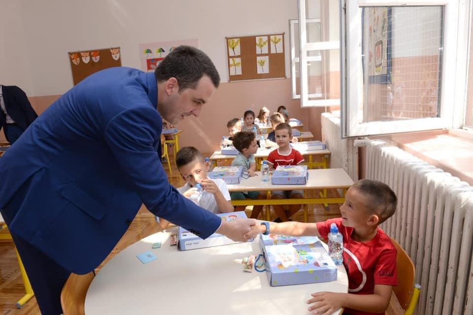 Prvacima 35 eura za kupovinu školskog pribora; Podnošenje prijava do 25.septembra