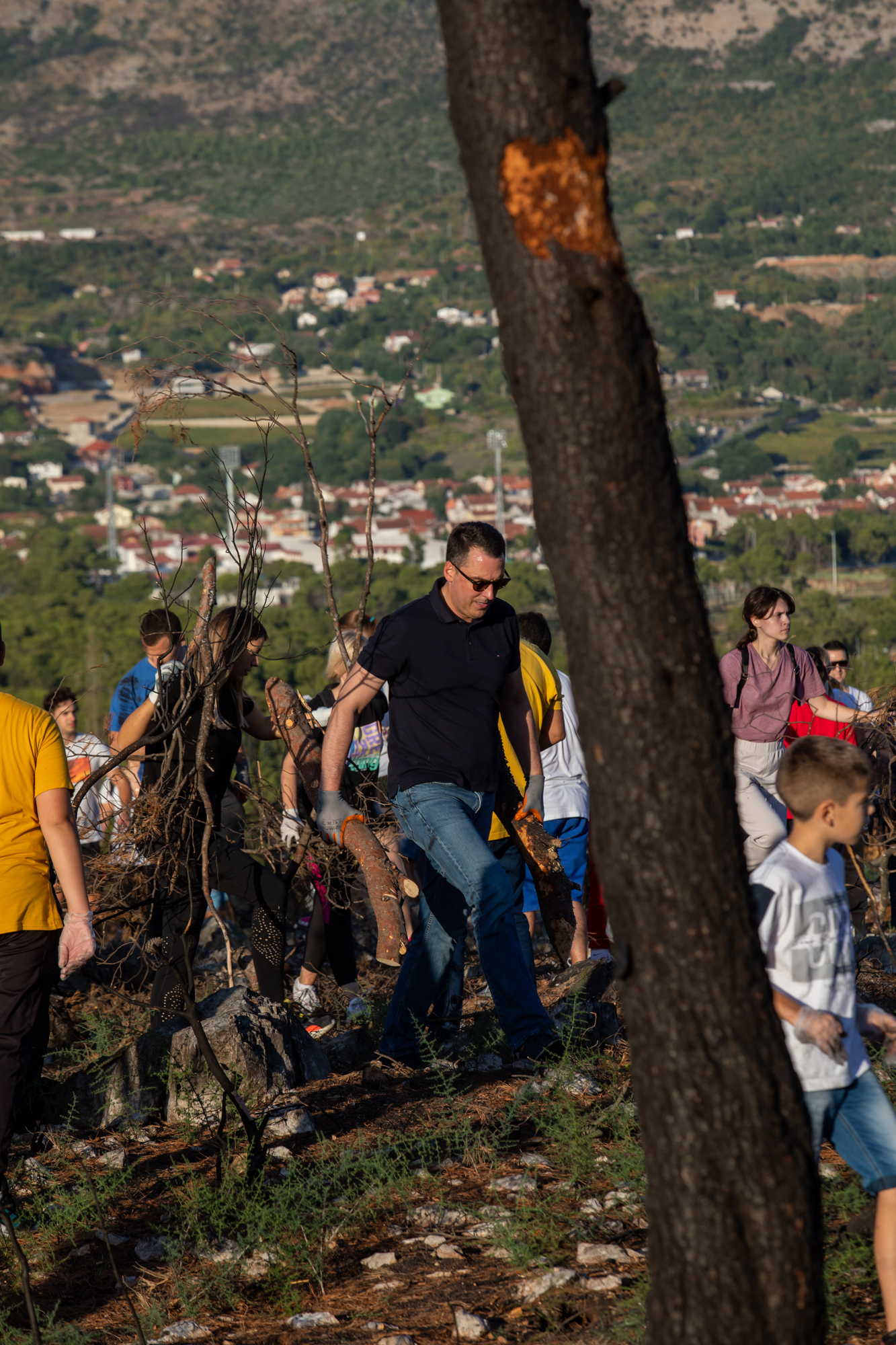 Uspješno realizovana prva akcija čišćenja nakon velikog požara:  Više stotina ljudi iskazalo ljubav prema Gorici