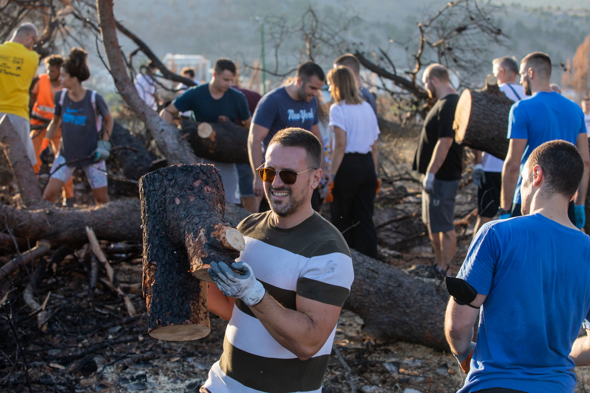 Uspješno realizovana prva akcija čišćenja nakon velikog požara:  Više stotina ljudi iskazalo ljubav prema Gorici