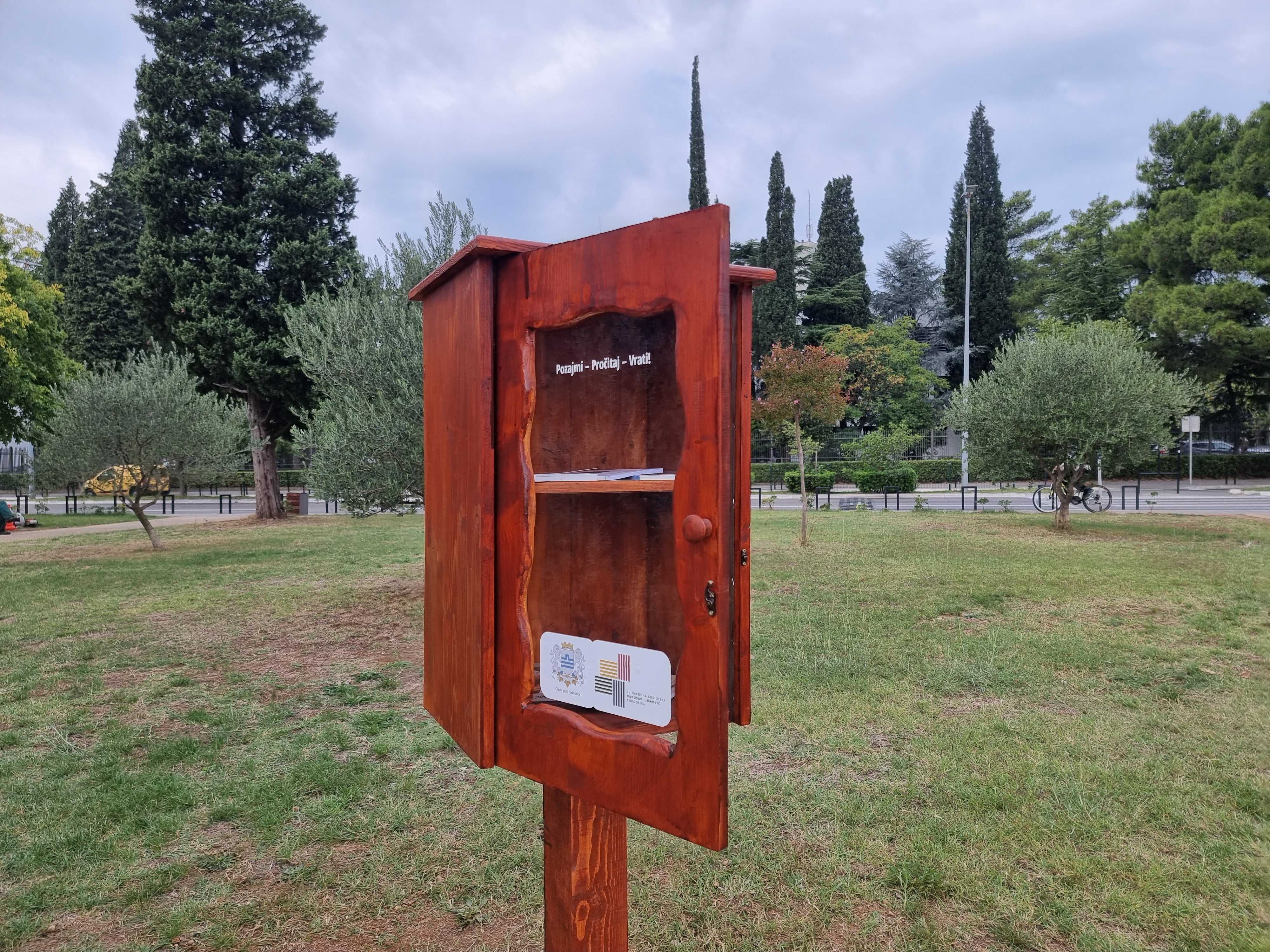 Pozajmi-Pročitaj-Vrati; Postavljene mini biblioteke u podgoričkim parkovima