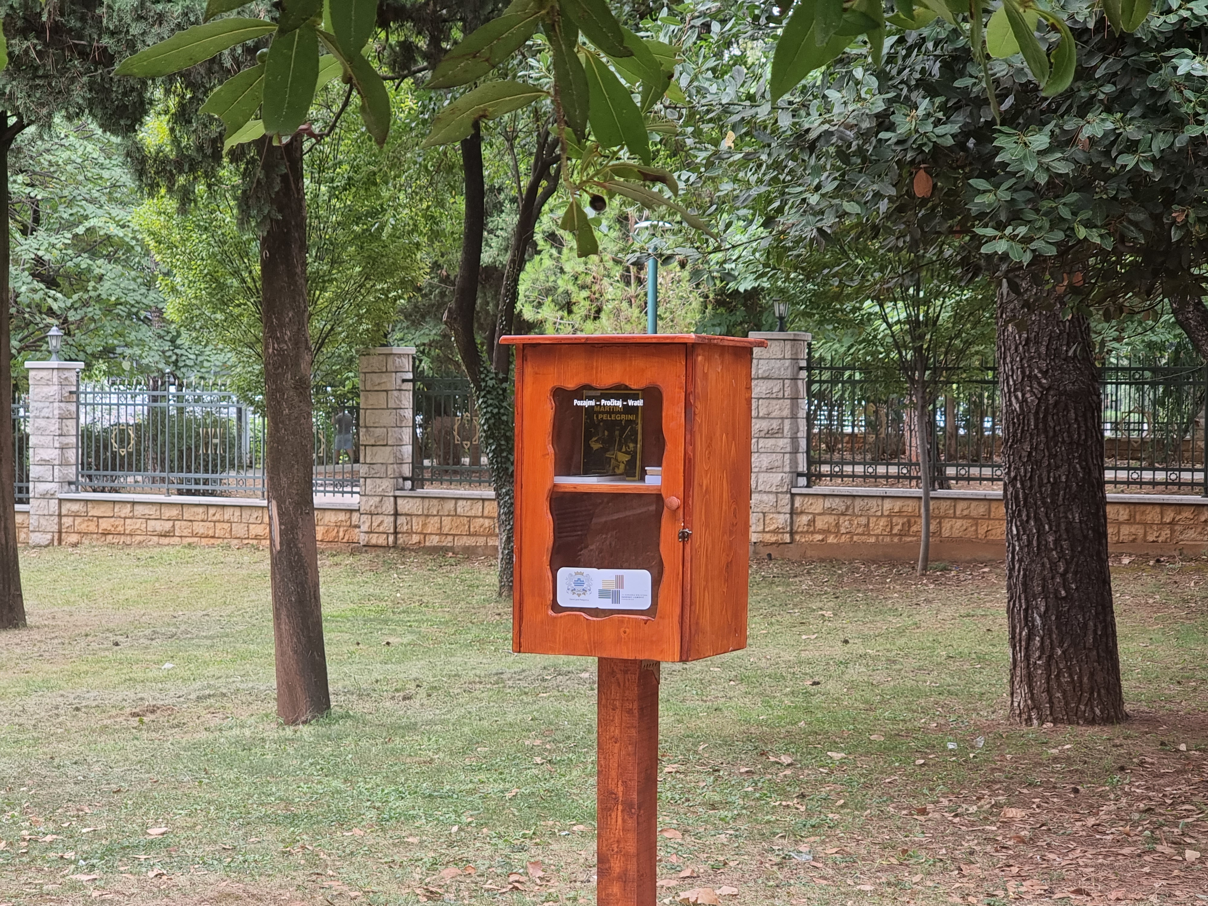 Pozajmi-Pročitaj-Vrati; Postavljene mini biblioteke u podgoričkim parkovima