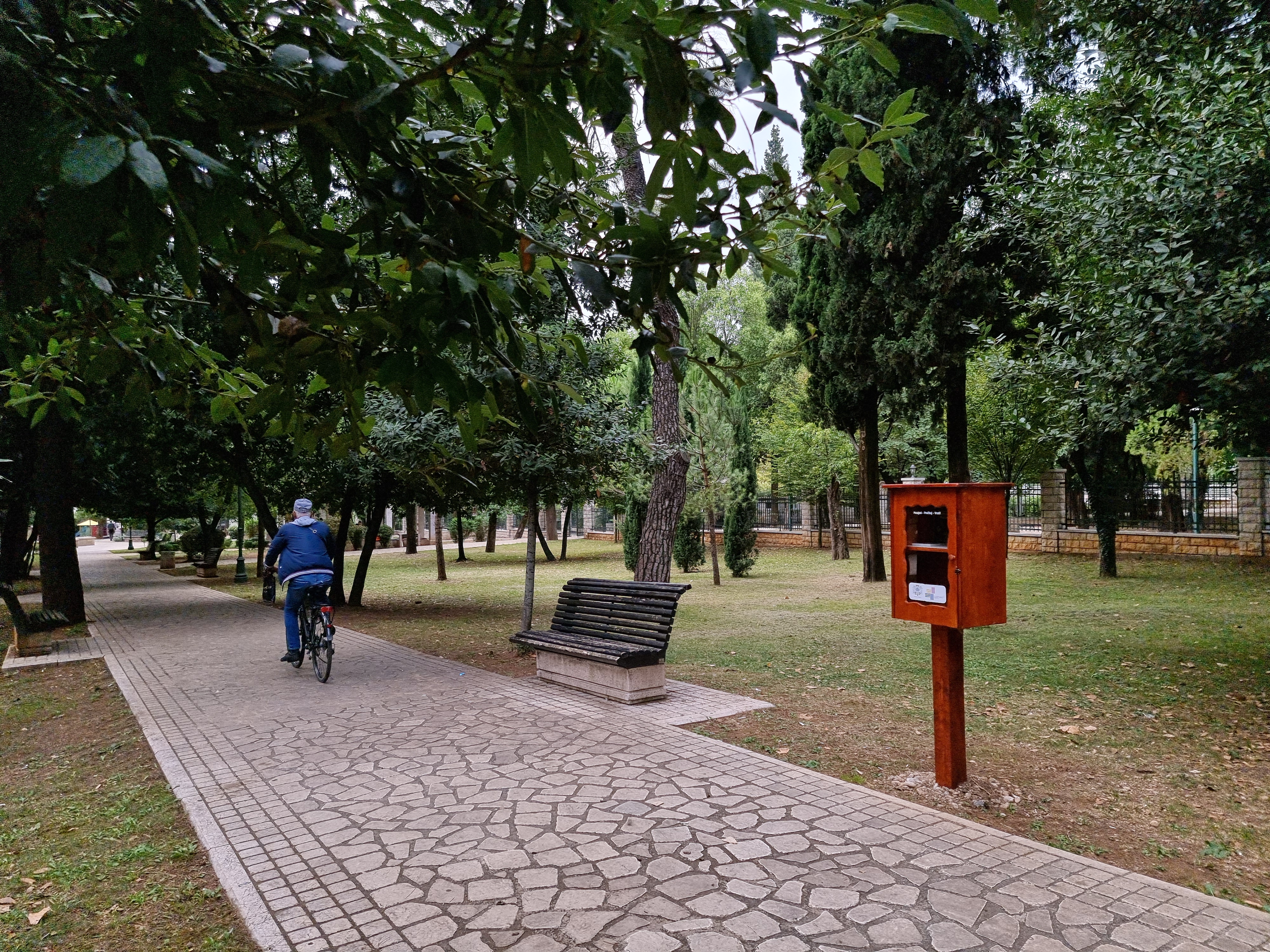 Pozajmi-Pročitaj-Vrati; Postavljene mini biblioteke u podgoričkim parkovima