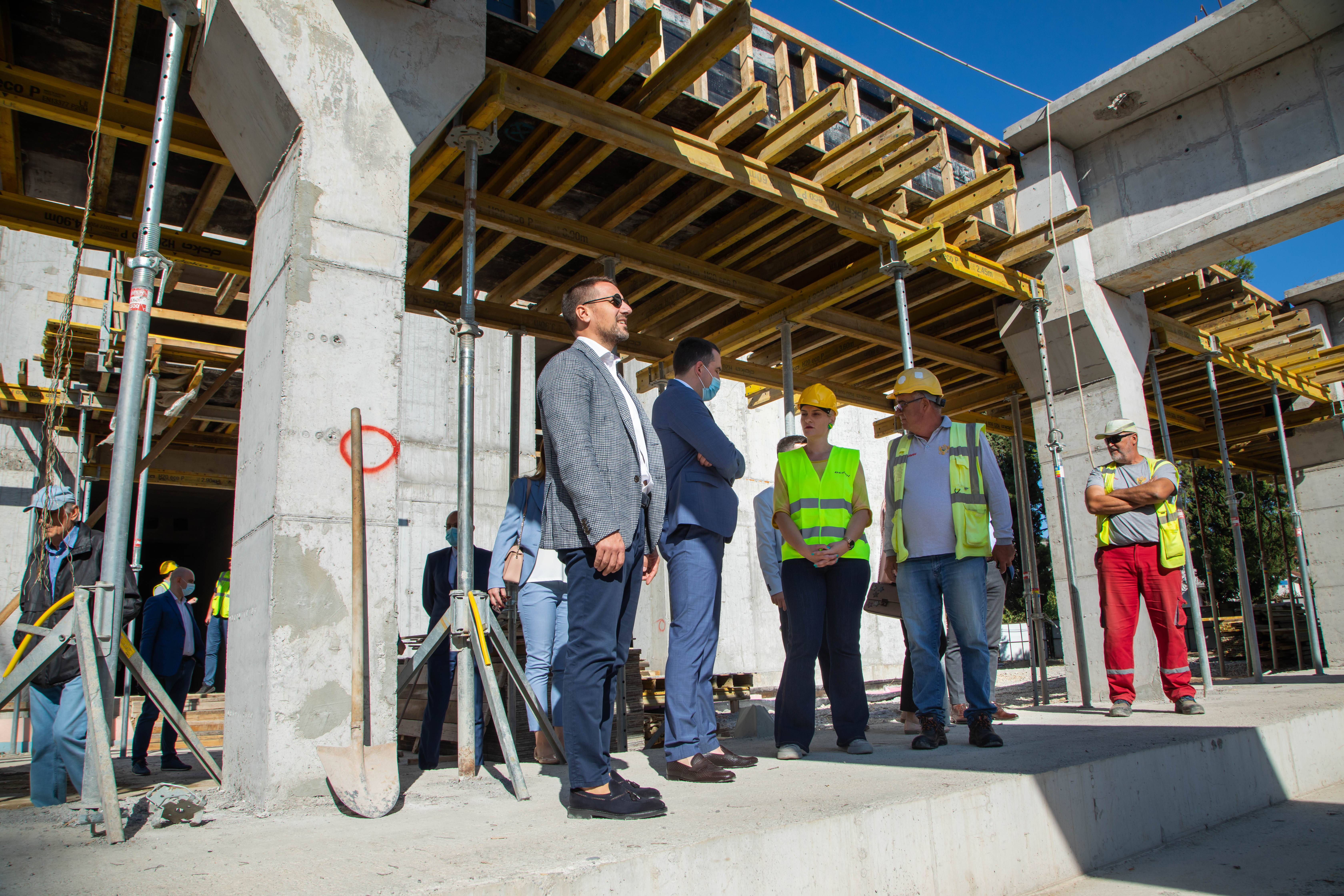 Vuković obišao radove na izgradnji škole u Tološima; Nakon više decenija učenici će naredne godine pohađati nastavu u svom naselju