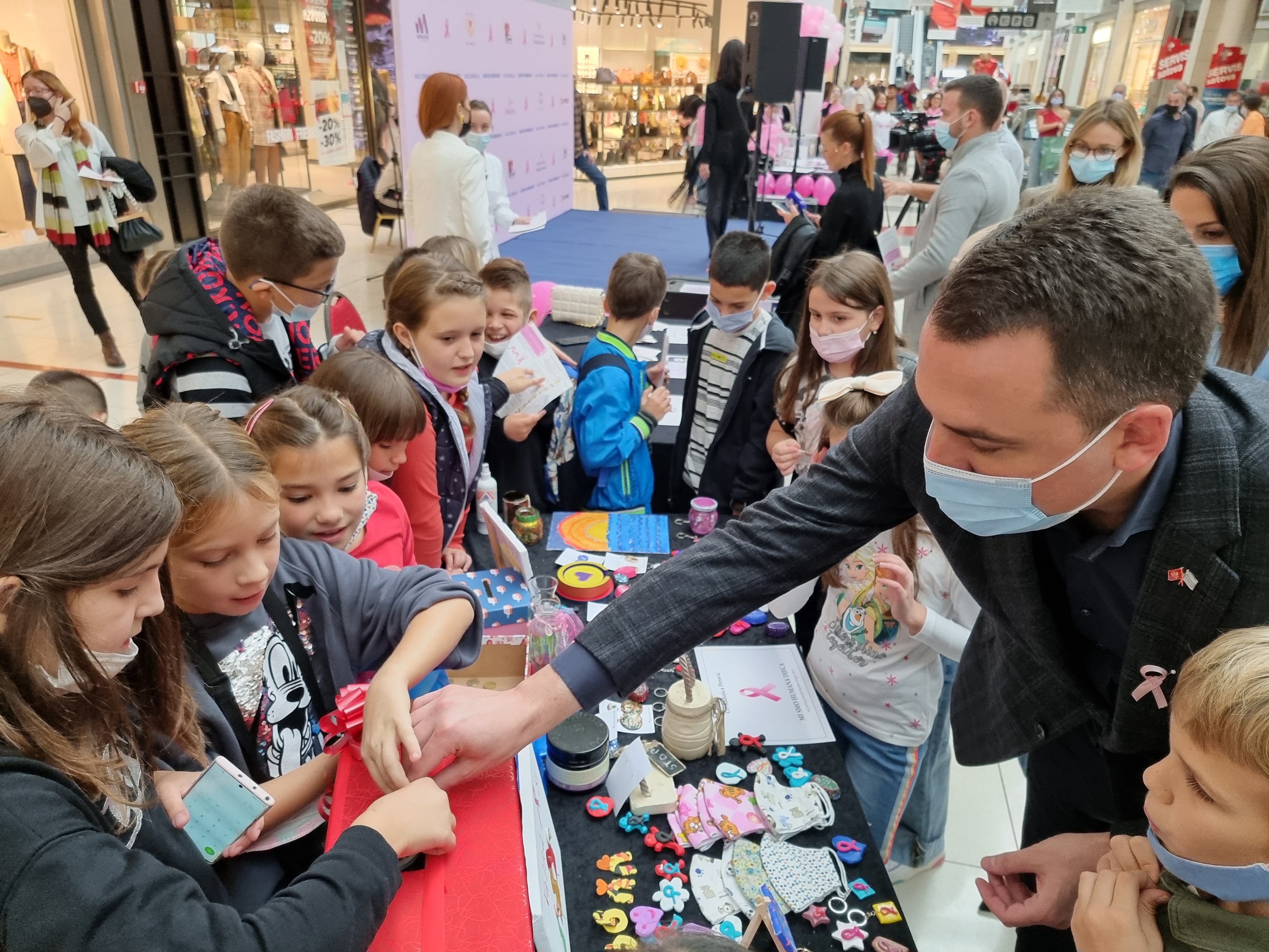 Brojnim aktivnostima i pokretanjem novog socijalnog servisa Glavni grad obilježio mjesec borbe protiv karcinoma dojke; Nisi sama!