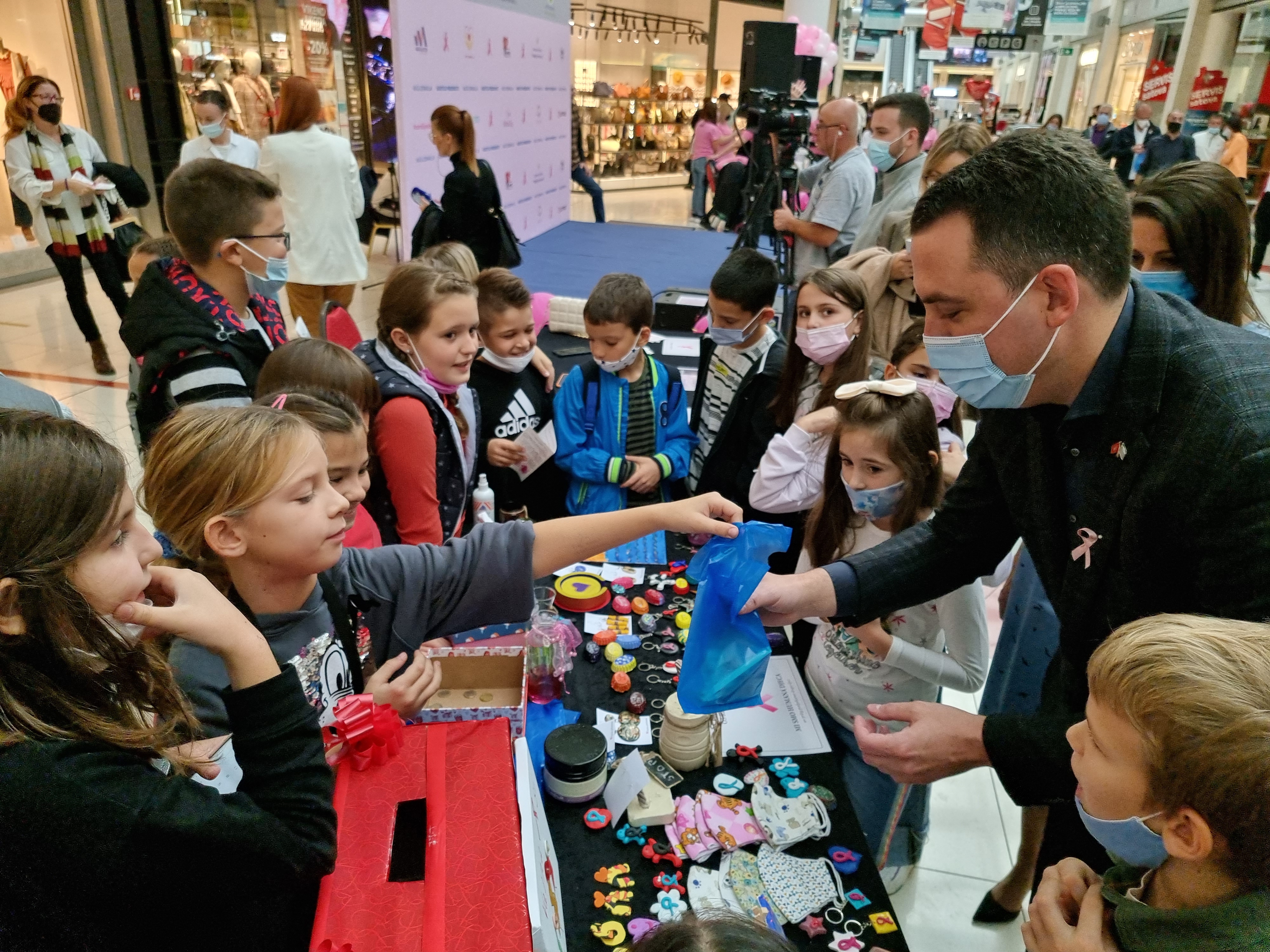 Brojnim aktivnostima i pokretanjem novog socijalnog servisa Glavni grad obilježio mjesec borbe protiv karcinoma dojke; Nisi sama!