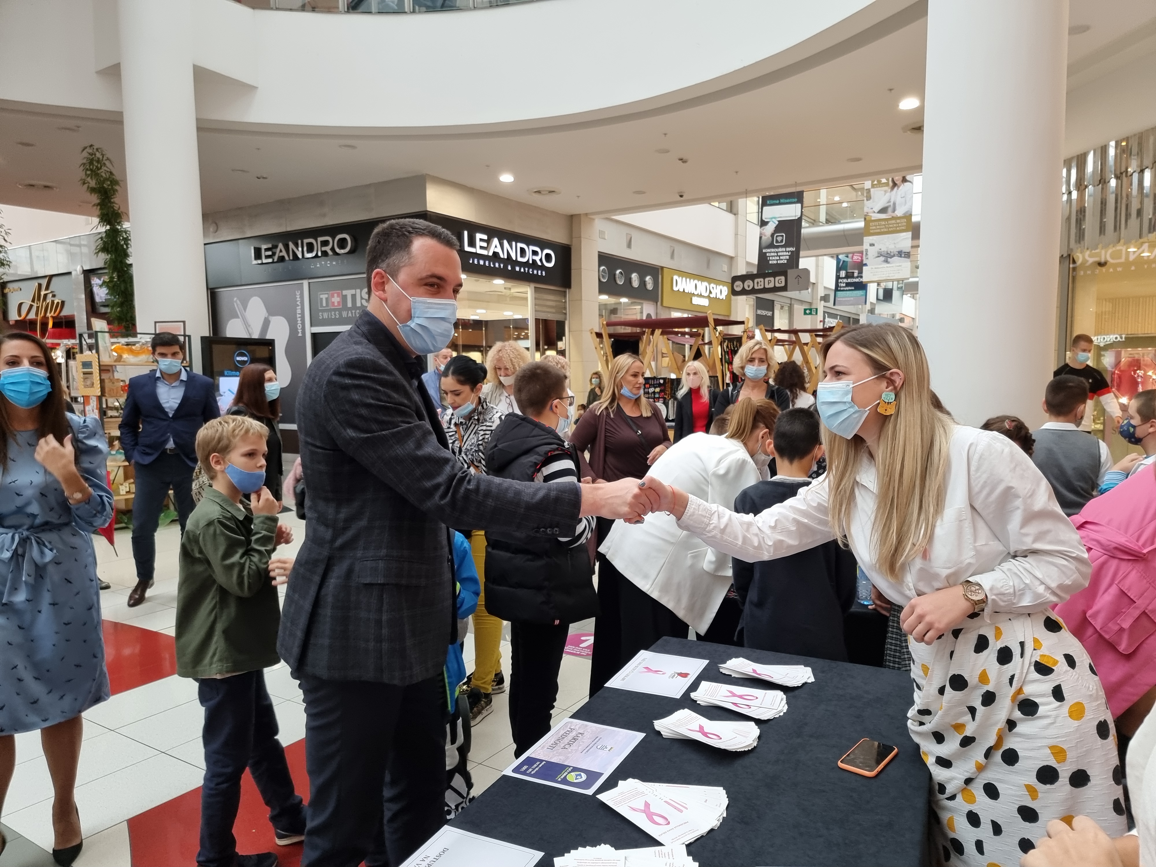 Brojnim aktivnostima i pokretanjem novog socijalnog servisa Glavni grad obilježio mjesec borbe protiv karcinoma dojke; Nisi sama!