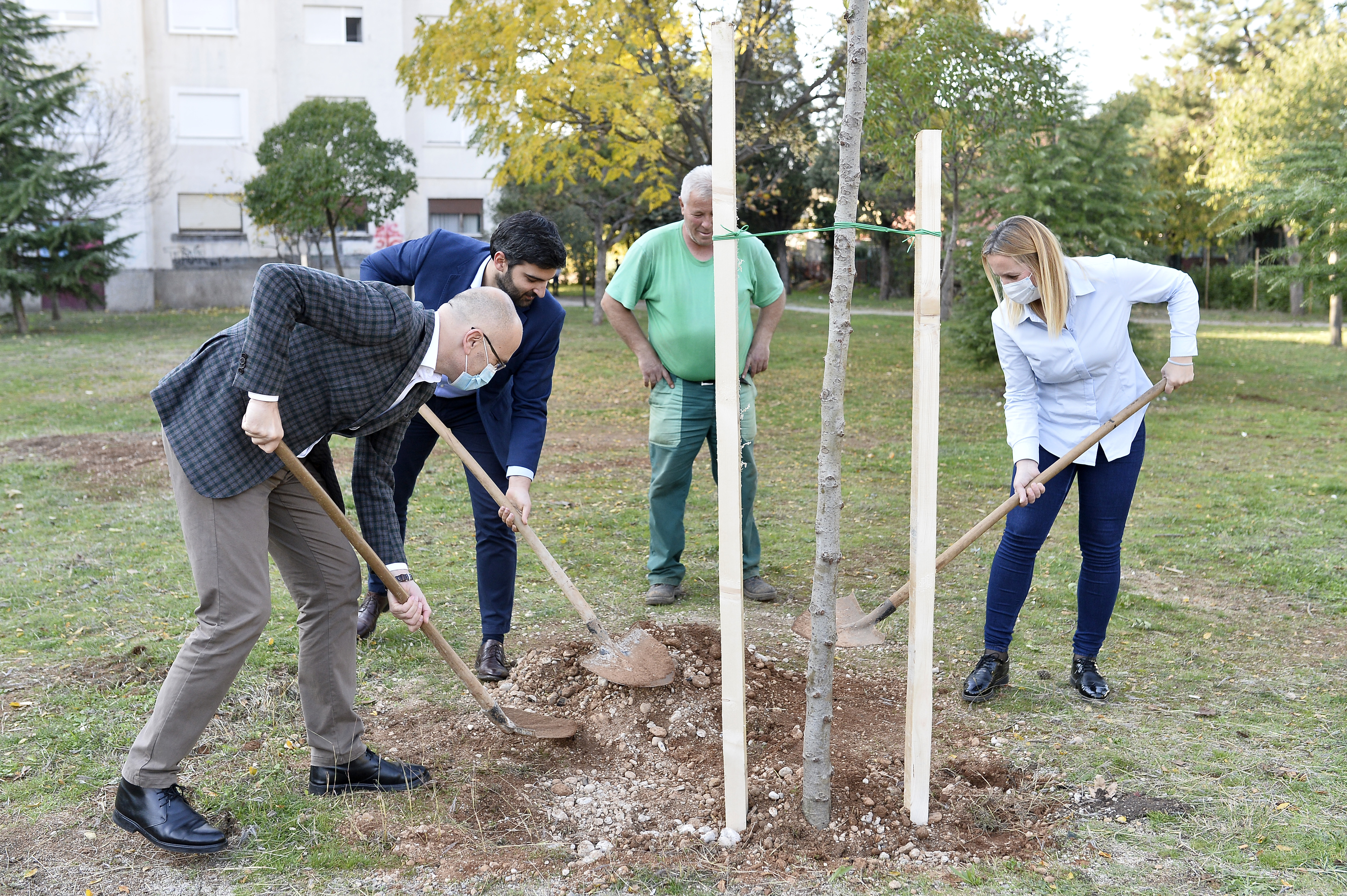 Glavni grad u čast Republike Zabjelo simbolično zasadio 30 sadnica u Ulici Radosava Burića