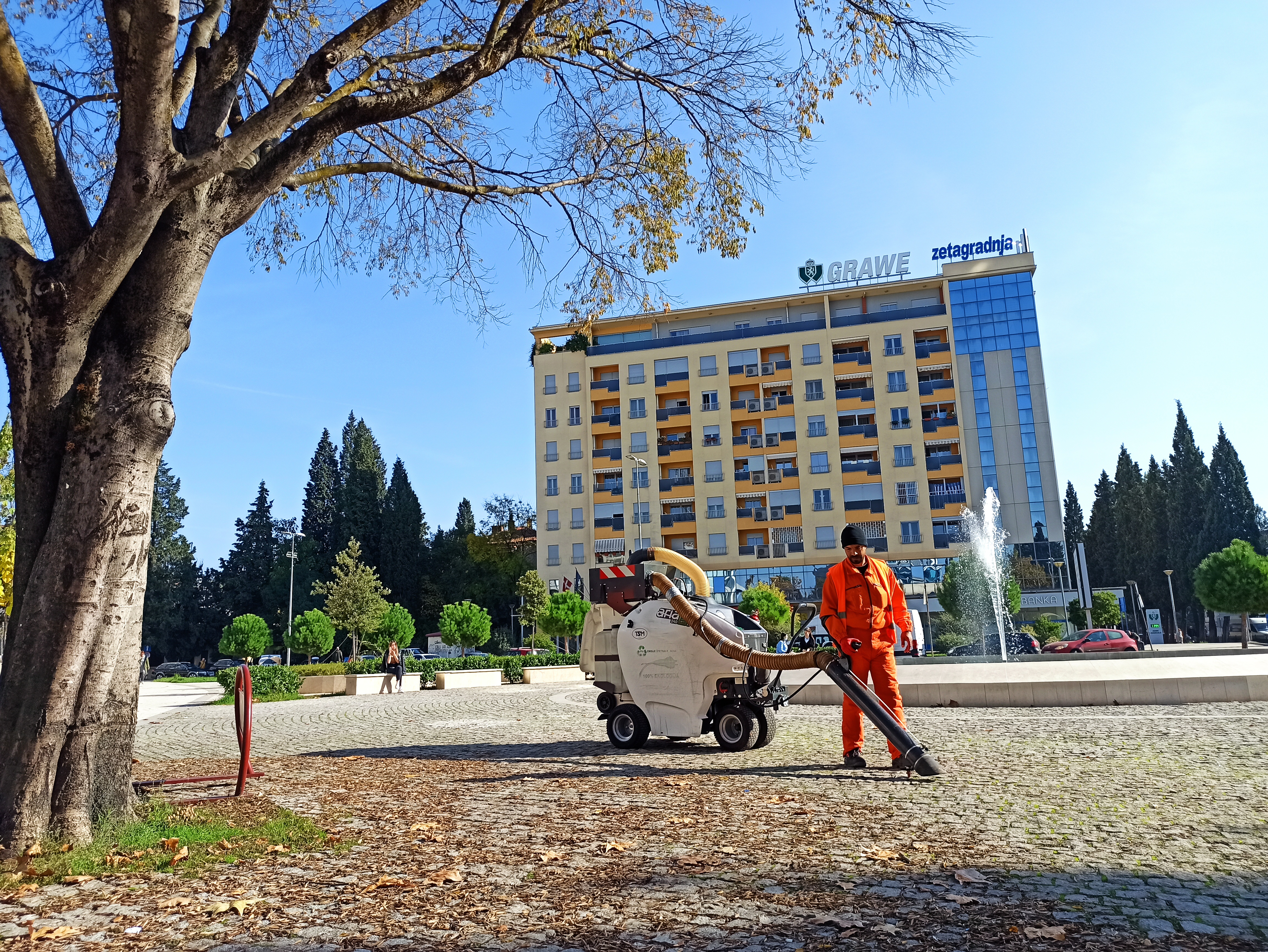 Ekipe gradske Čistoće vrijedno rade na uklanjanju lišća sa javnih površina