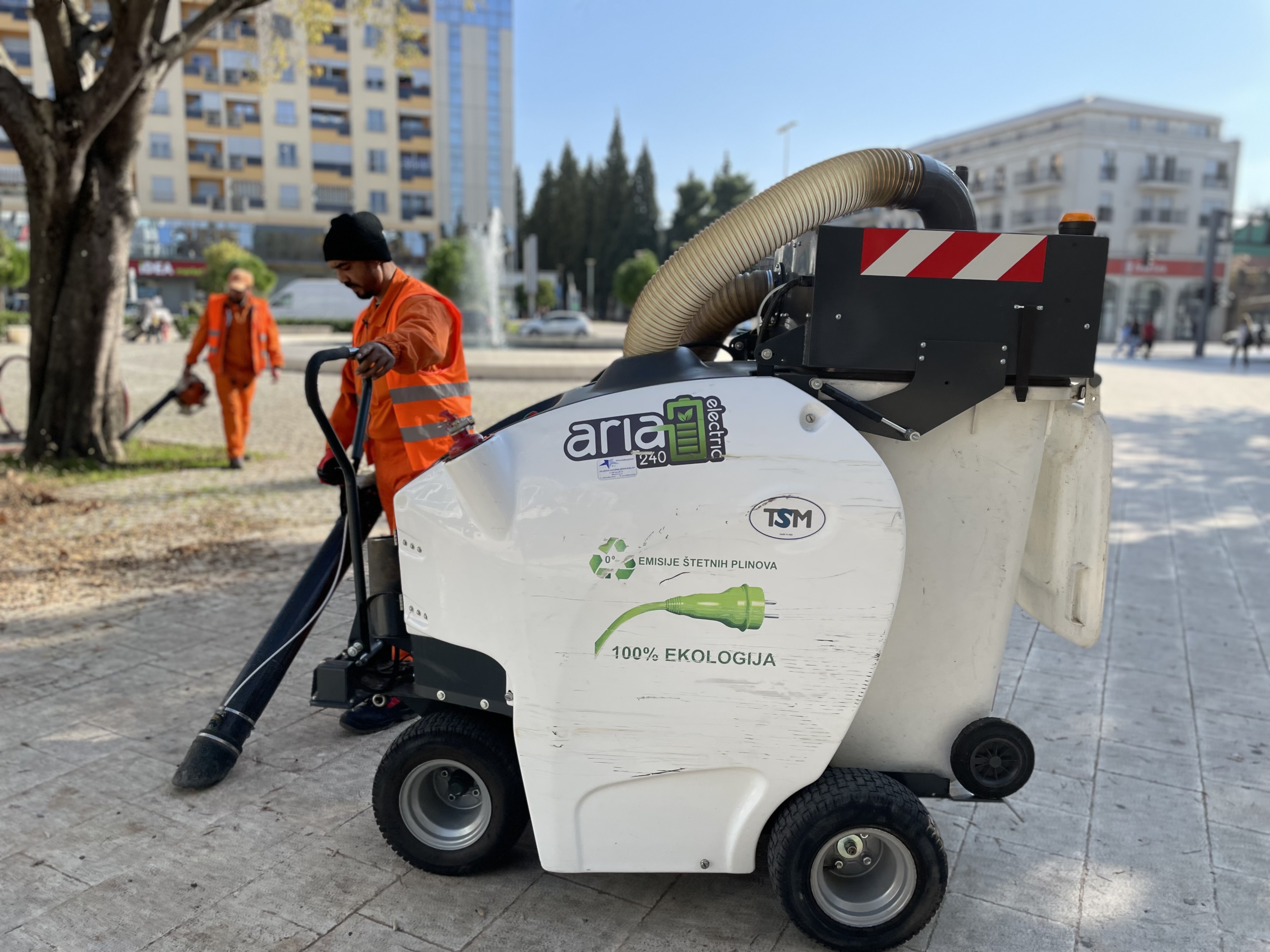 Ekipe gradske Čistoće vrijedno rade na uklanjanju lišća sa javnih površina