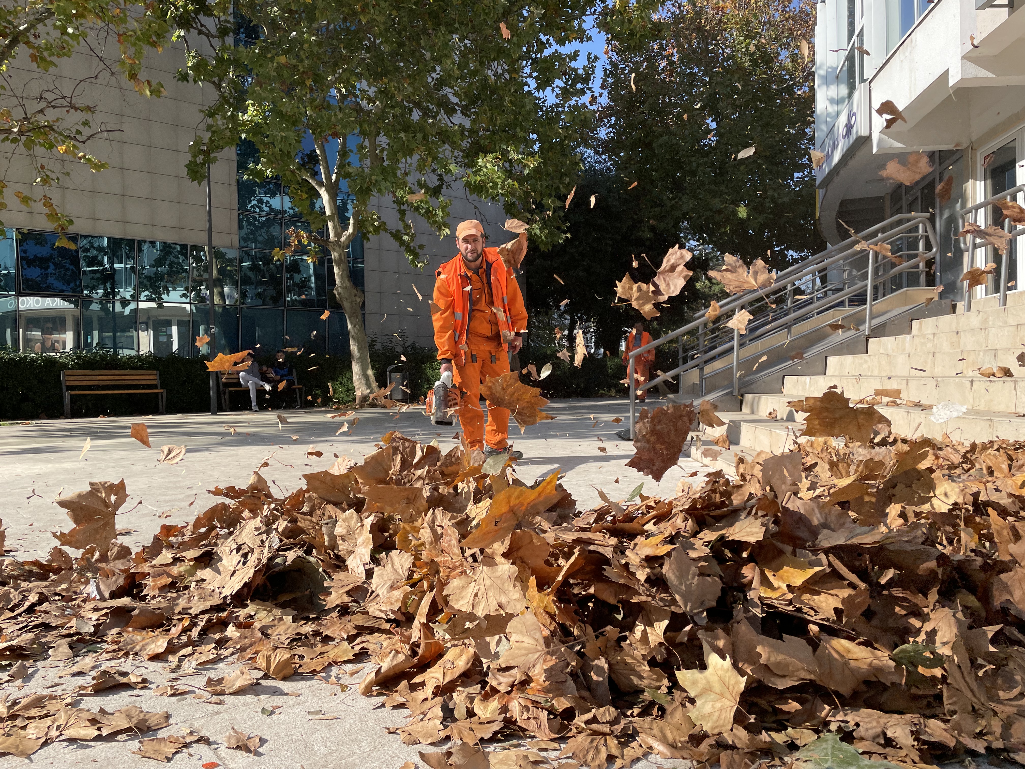 Ekipe gradske Čistoće vrijedno rade na uklanjanju lišća sa javnih površina