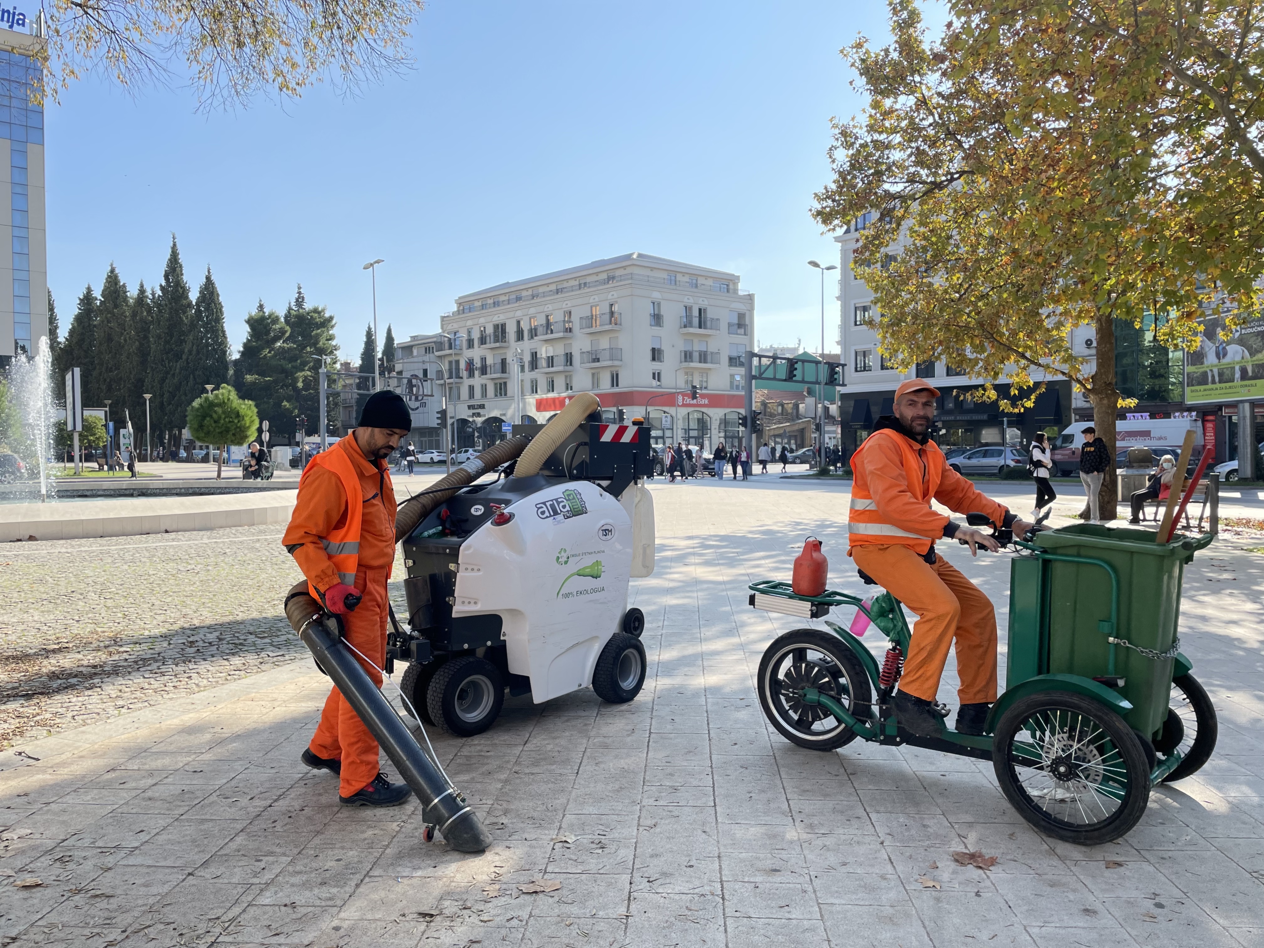 Ekipe gradske Čistoće vrijedno rade na uklanjanju lišća sa javnih površina