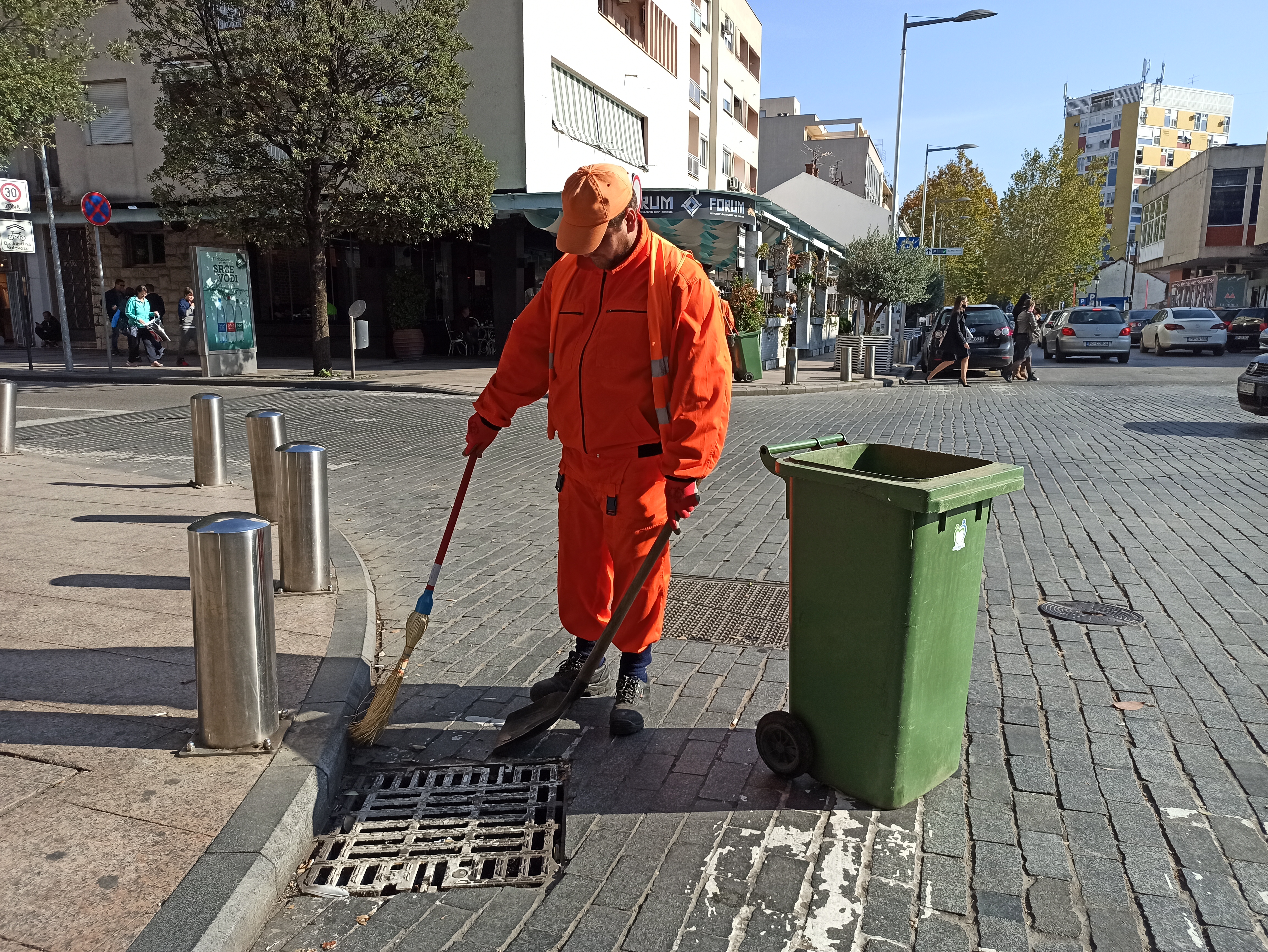Ekipe gradske Čistoće vrijedno rade na uklanjanju lišća sa javnih površina