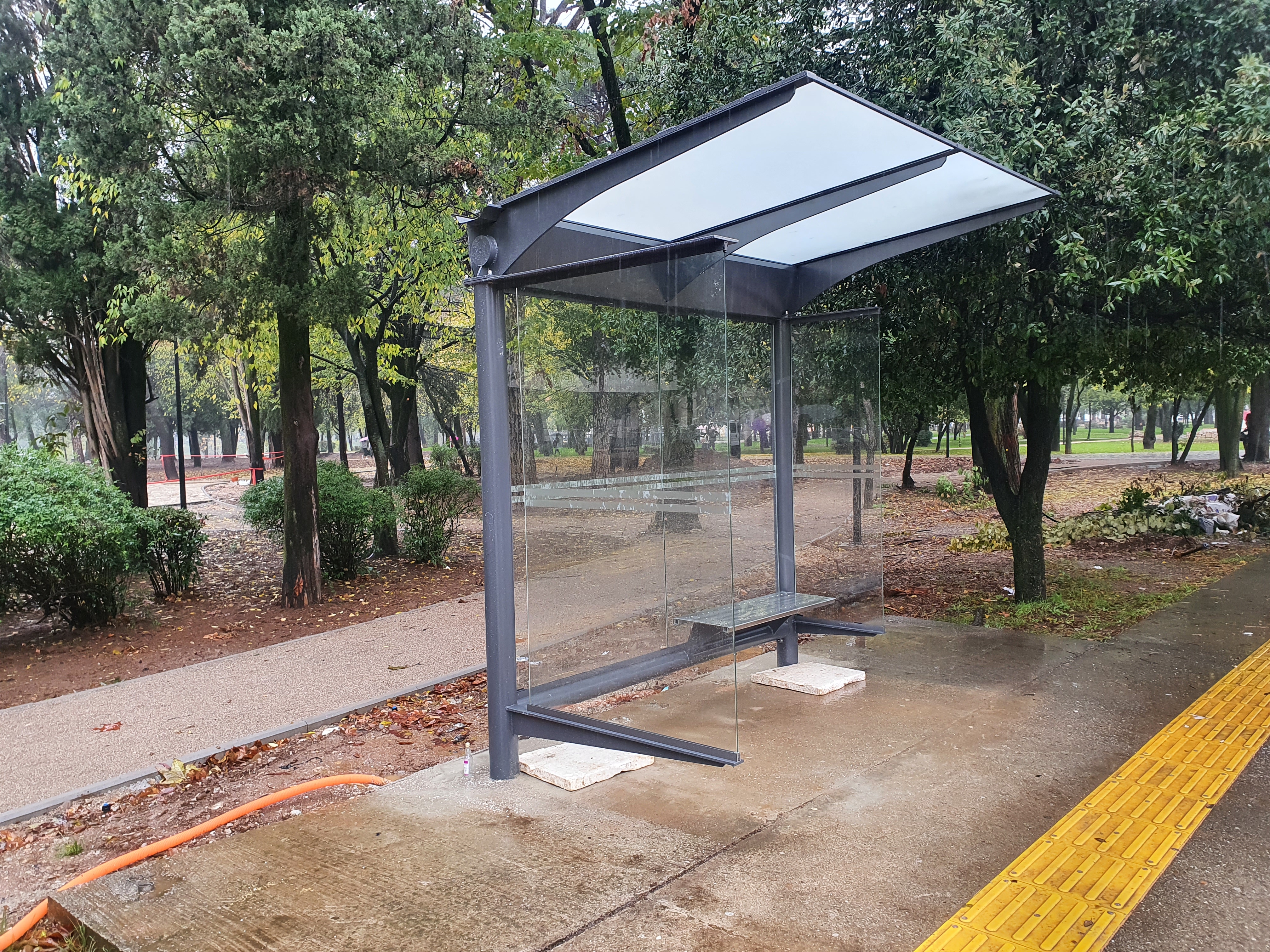 Počela ugradnja novih autobuskih stajališta u Podgorici