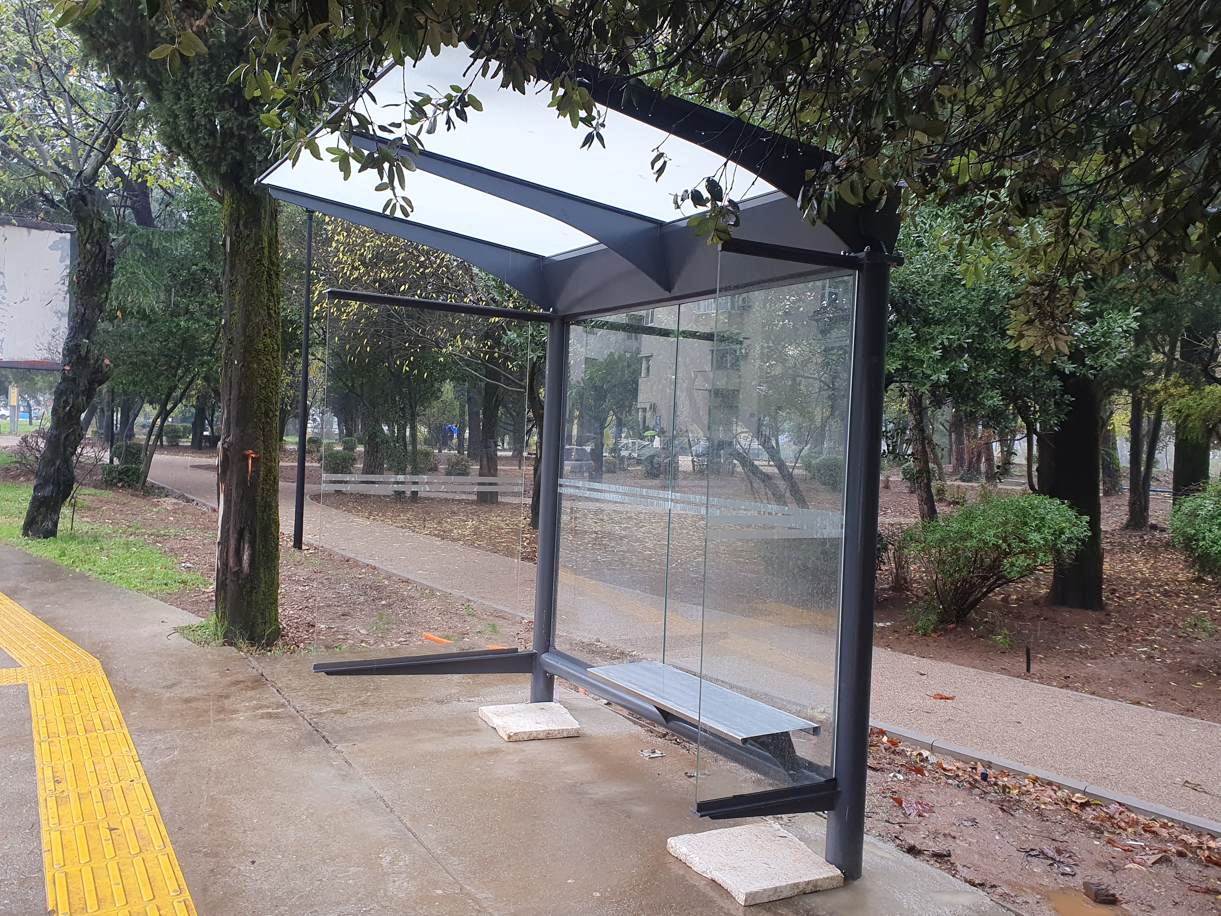 Počela ugradnja novih autobuskih stajališta u Podgorici