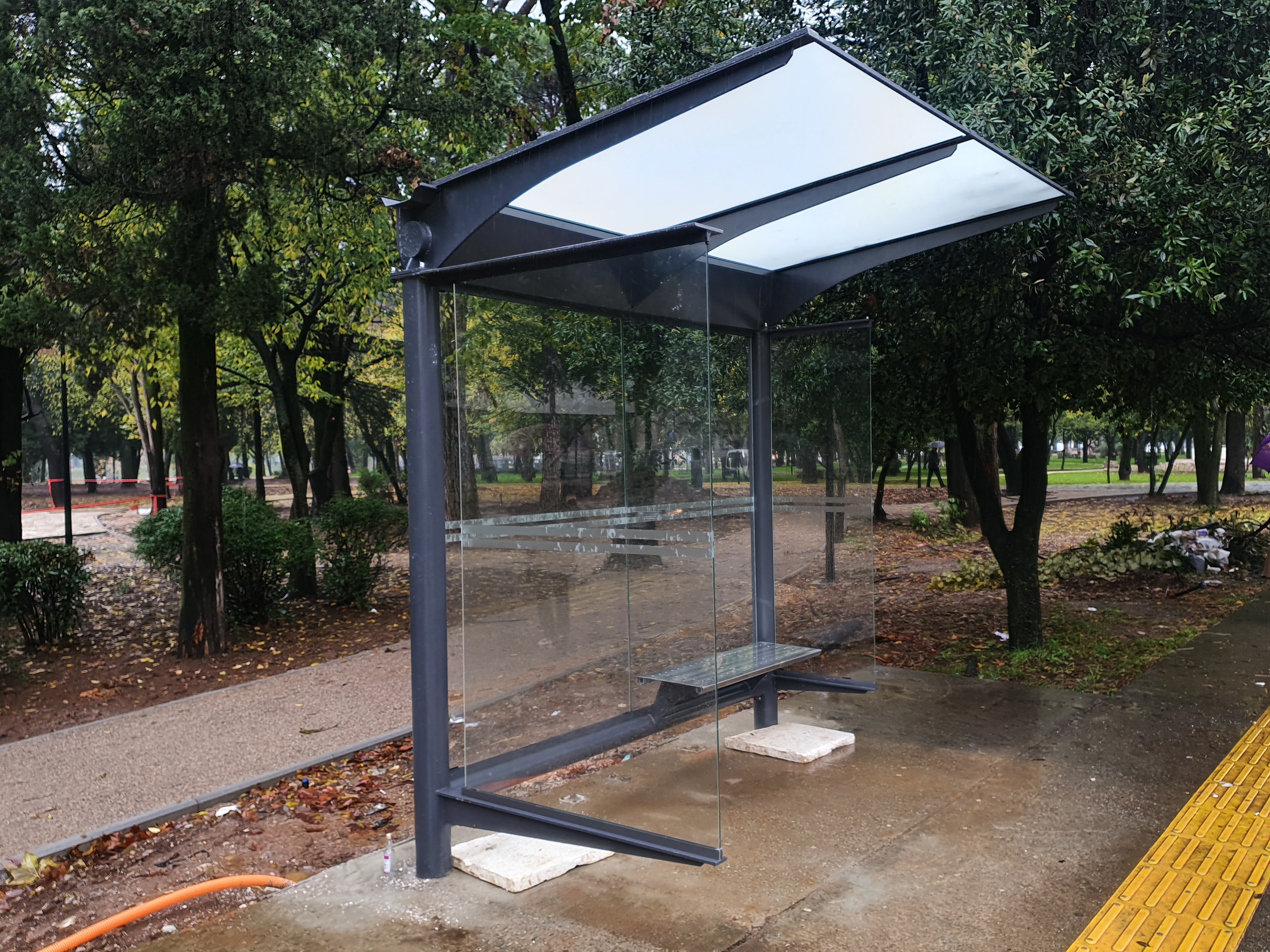 Počela ugradnja novih autobuskih stajališta u Podgorici