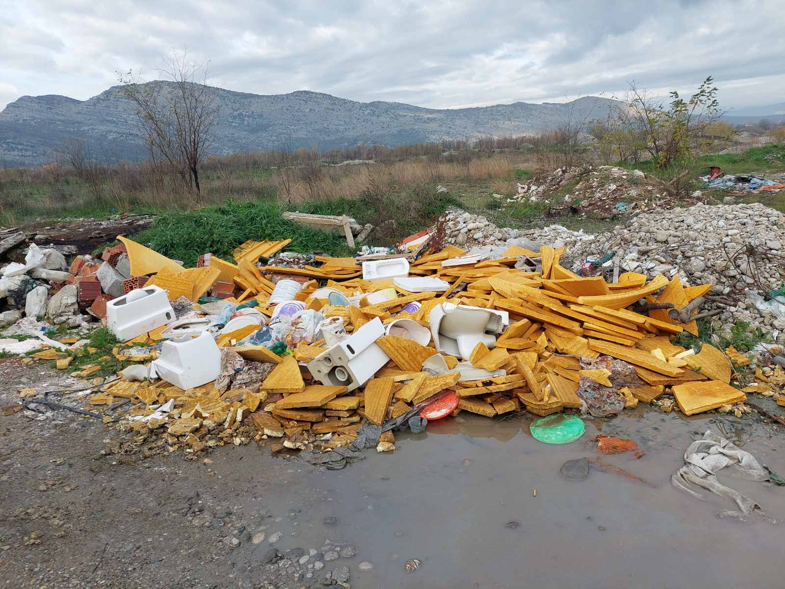 Ekipe gradske Čistoće uklanjanjaju nelegalne deponije na području Golubovaca