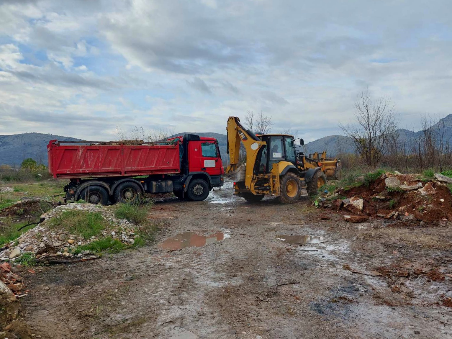 Ekipe gradske Čistoće uklanjanjaju nelegalne deponije na području Golubovaca