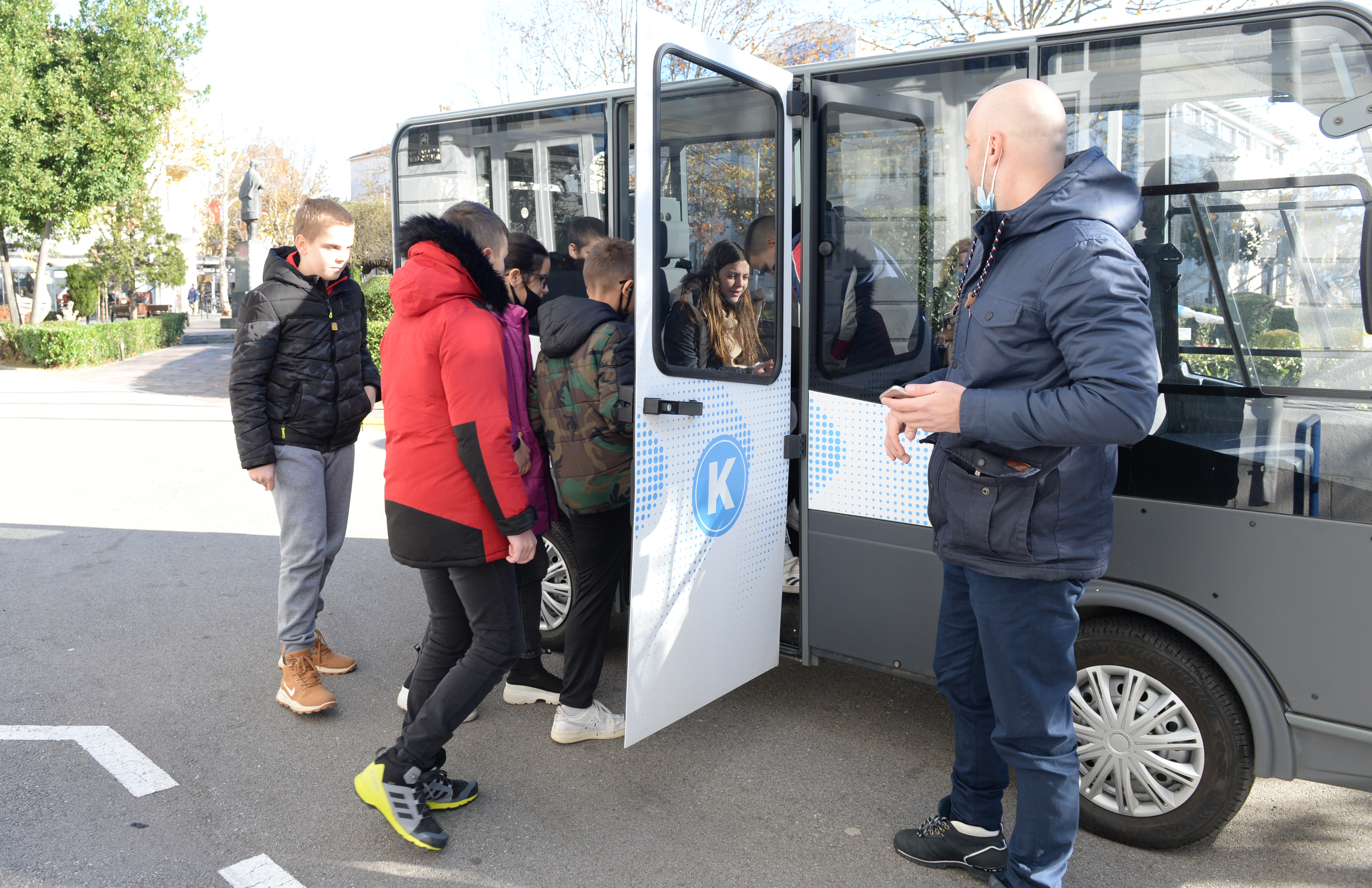 Glavni grad organizovao vožnju električnim vozilom Komšo za učenike OŠ "Marko Miljanov"