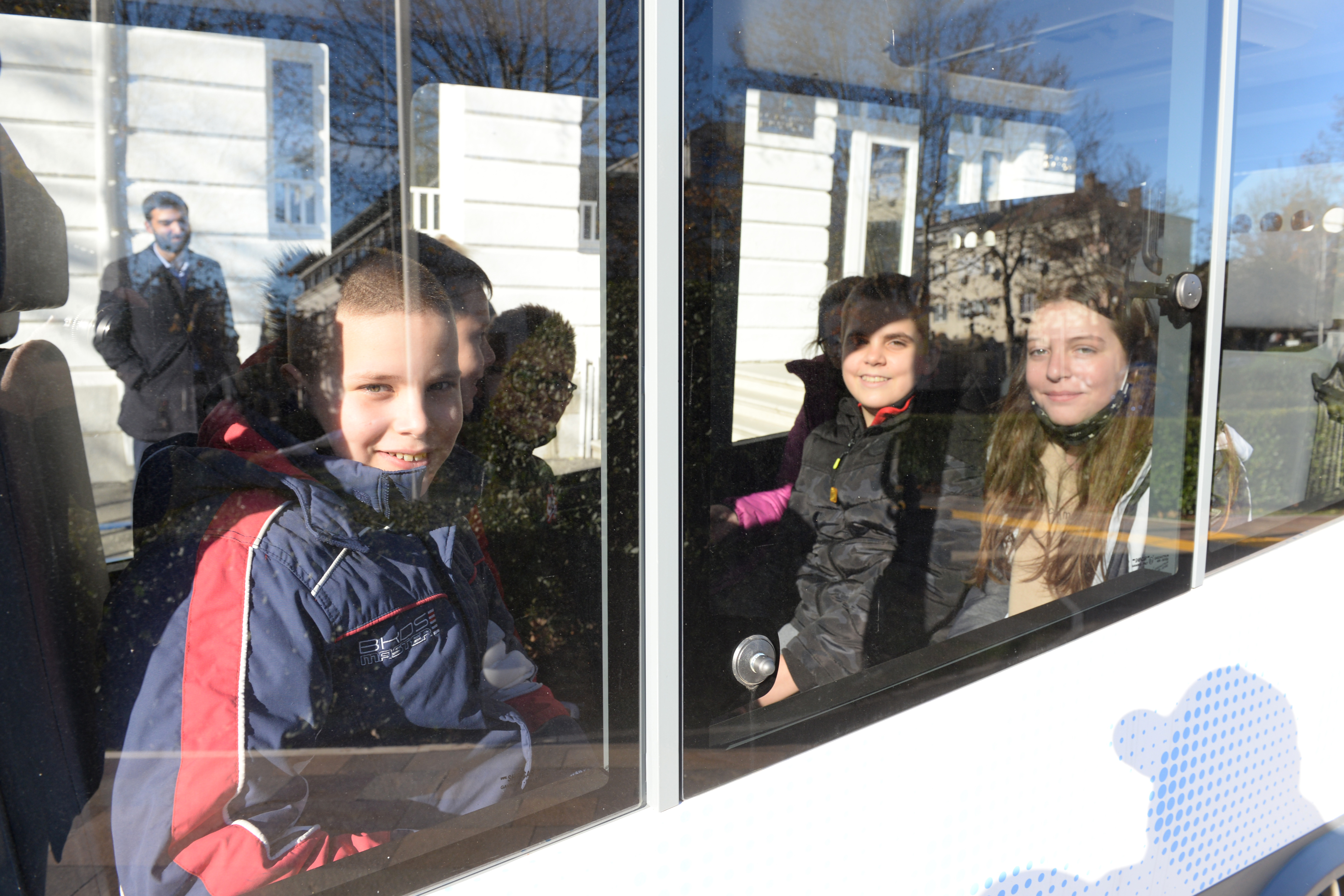 Glavni grad organizovao vožnju električnim vozilom Komšo za učenike OŠ "Marko Miljanov"