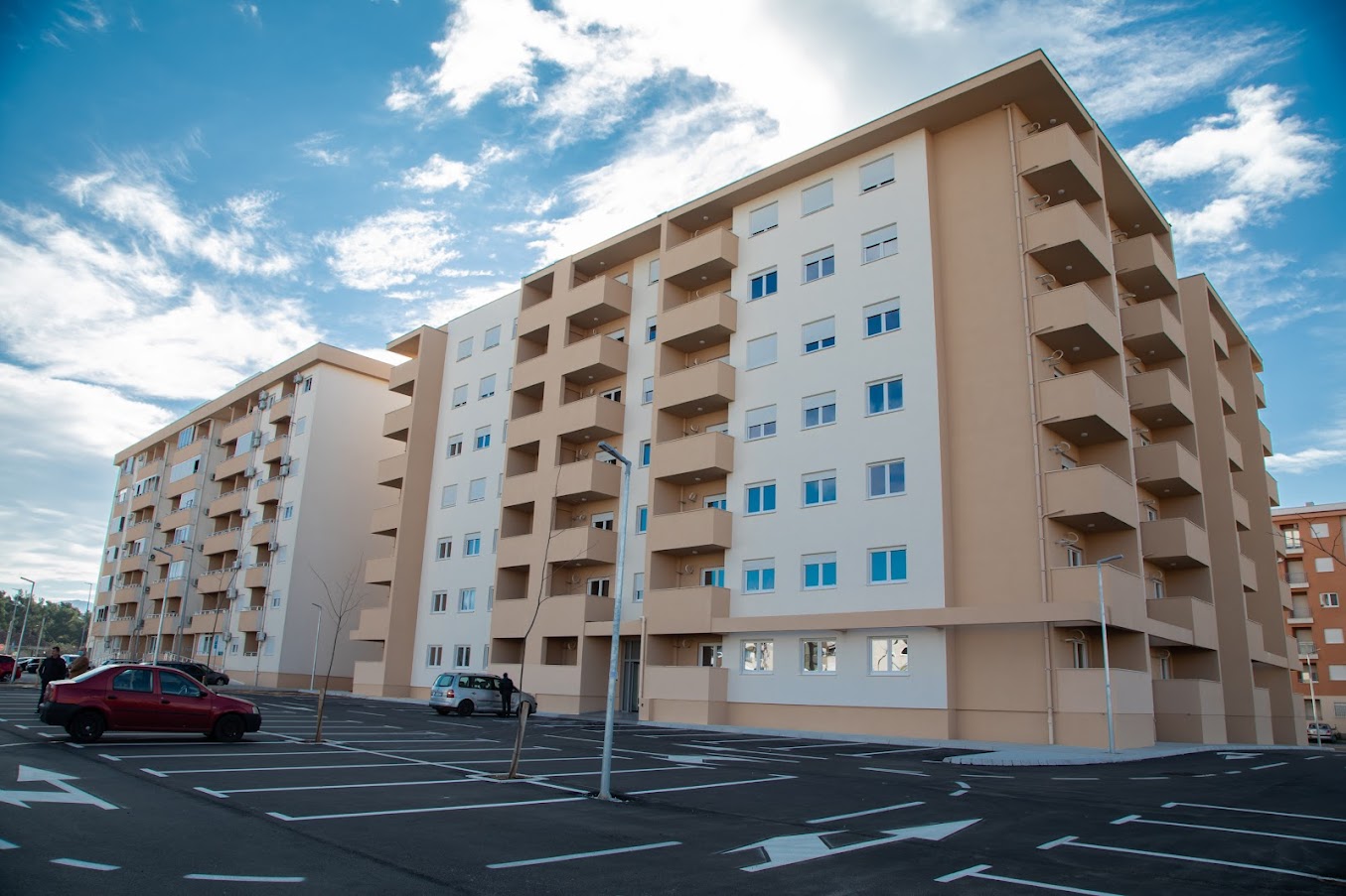 Vuković obišao zgradu namijenjenu zapošljenima u Glavnom gradu; Uskoro će stambeno pitanje riješiti još 91 porodica