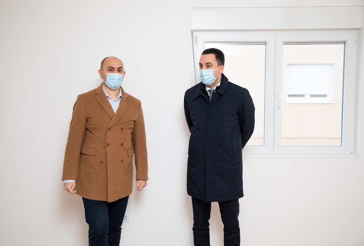 Vuković obišao zgradu namijenjenu zapošljenima u Glavnom gradu; Uskoro će stambeno pitanje riješiti još 91 porodica