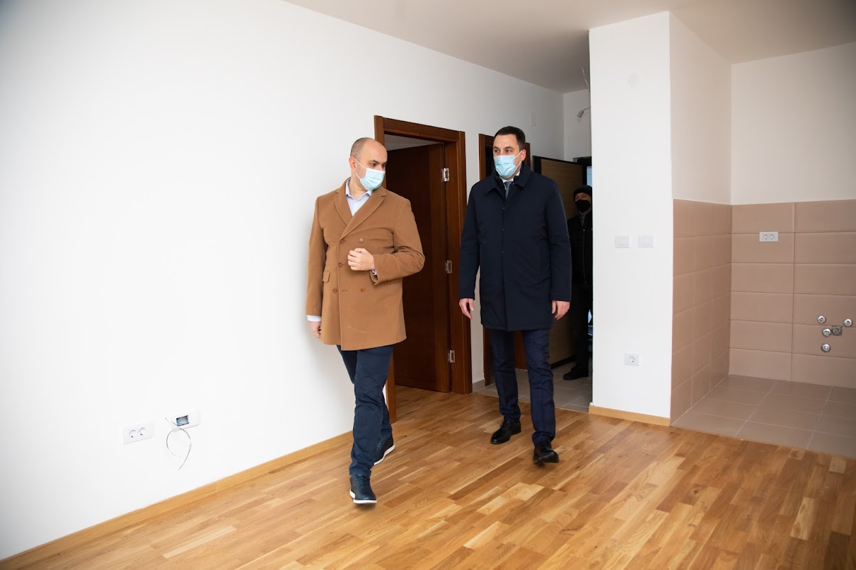 Vuković obišao zgradu namijenjenu zapošljenima u Glavnom gradu; Uskoro će stambeno pitanje riješiti još 91 porodica