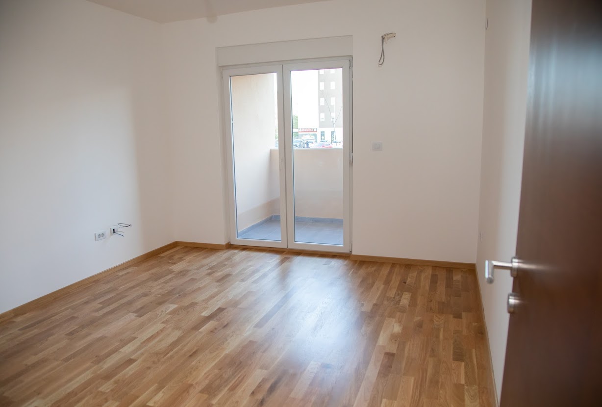 Vuković obišao zgradu namijenjenu zapošljenima u Glavnom gradu; Uskoro će stambeno pitanje riješiti još 91 porodica