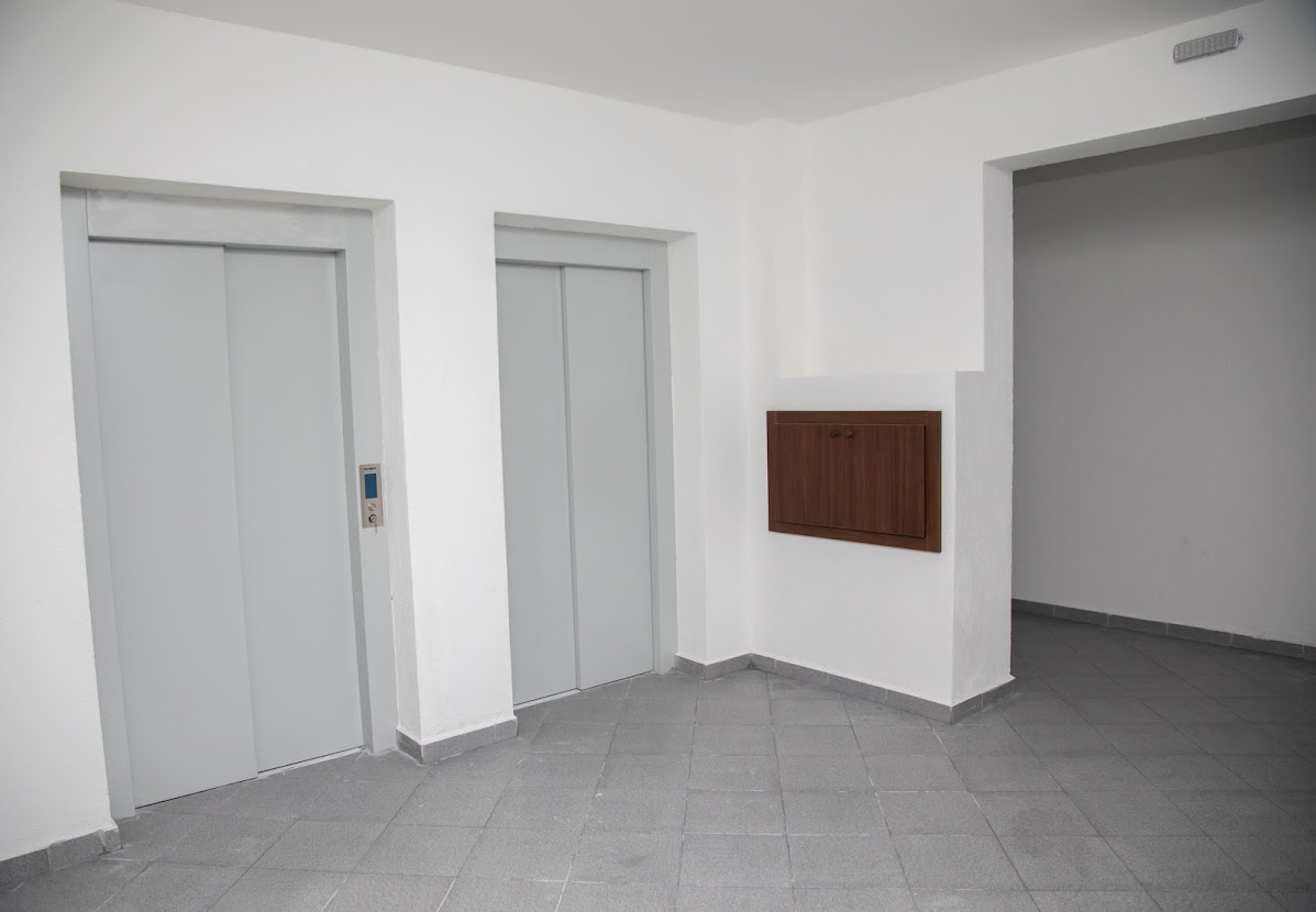 Vuković obišao zgradu namijenjenu zapošljenima u Glavnom gradu; Uskoro će stambeno pitanje riješiti još 91 porodica