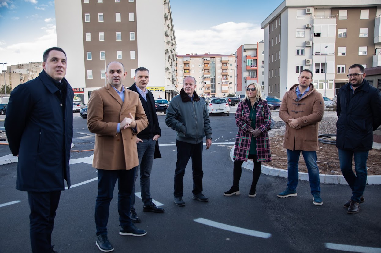 Vuković obišao zgradu namijenjenu zapošljenima u Glavnom gradu; Uskoro će stambeno pitanje riješiti još 91 porodica