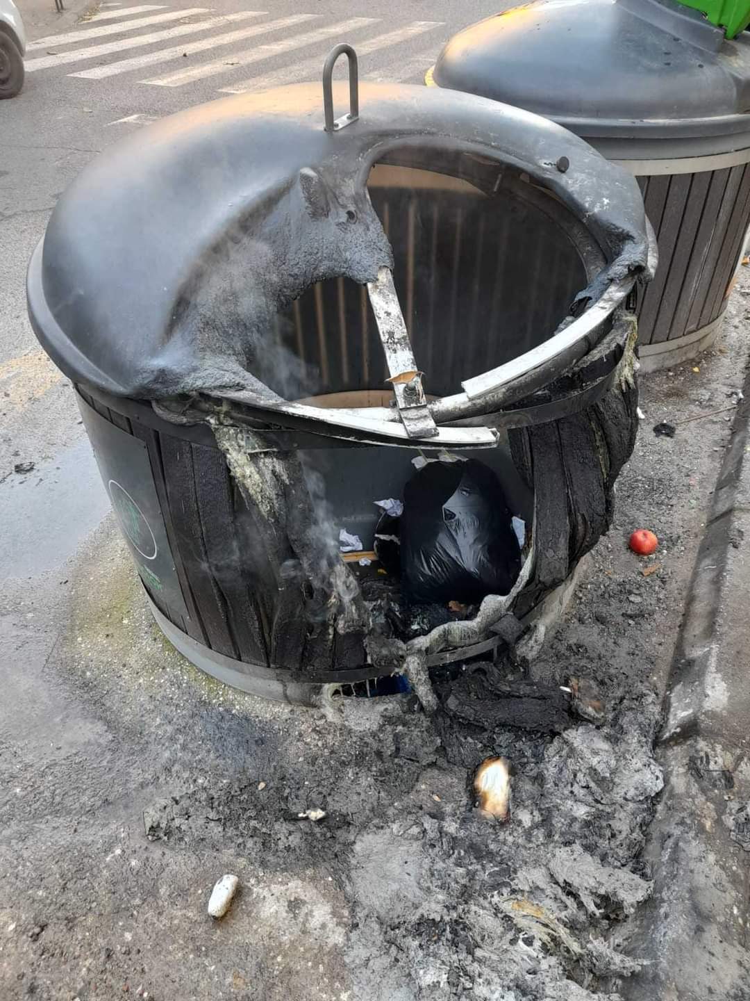 Apel građanima da čuvaju zajedničku imovinu; Uništeni kontejneri na više lokacija u Podgorici