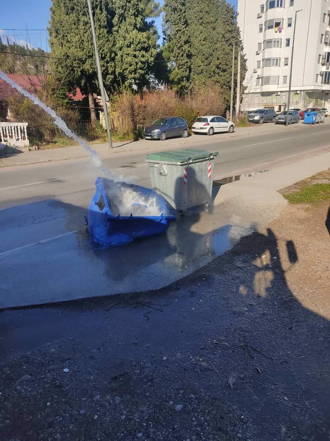 Apel građanima da čuvaju zajedničku imovinu; Uništeni kontejneri na više lokacija u Podgorici