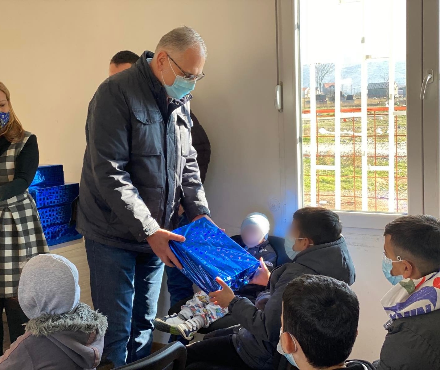 Socijalno ugroženim porodicama sa područja Konika uručeni dječiji paketići i drva za ogrjev