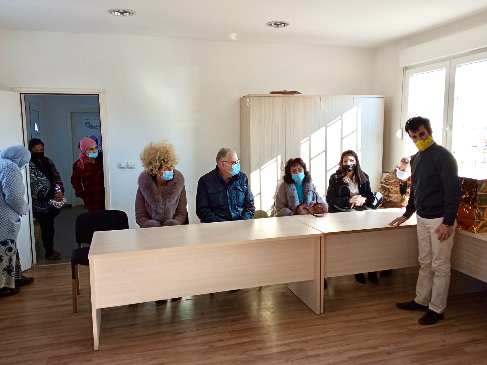 Socijalno ugroženim porodicama sa područja Konika uručeni dječiji paketići i drva za ogrjev