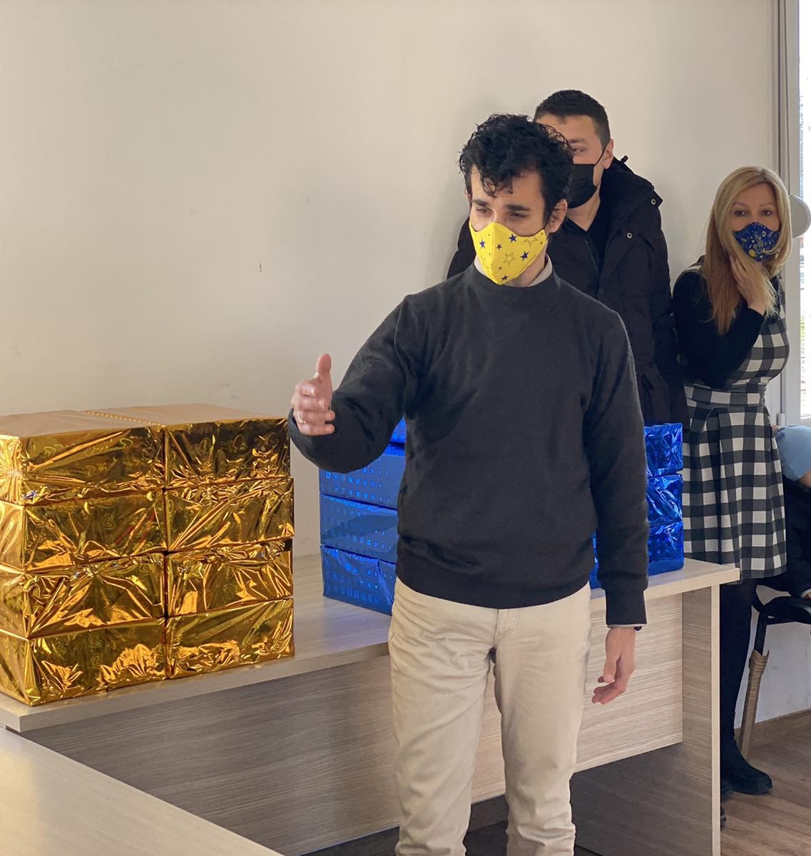 Socijalno ugroženim porodicama sa područja Konika uručeni dječiji paketići i drva za ogrjev