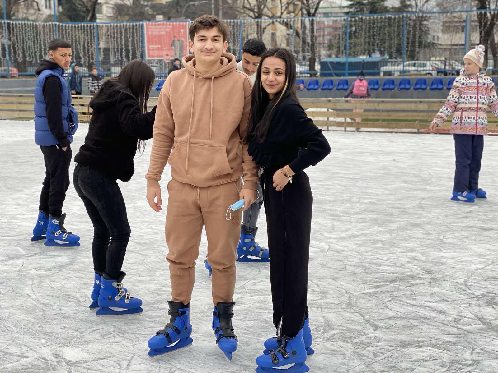 Sekretarijat za socijalno staranje Glavnog grada: Pripadnici RE populacije uživali na klizalištu