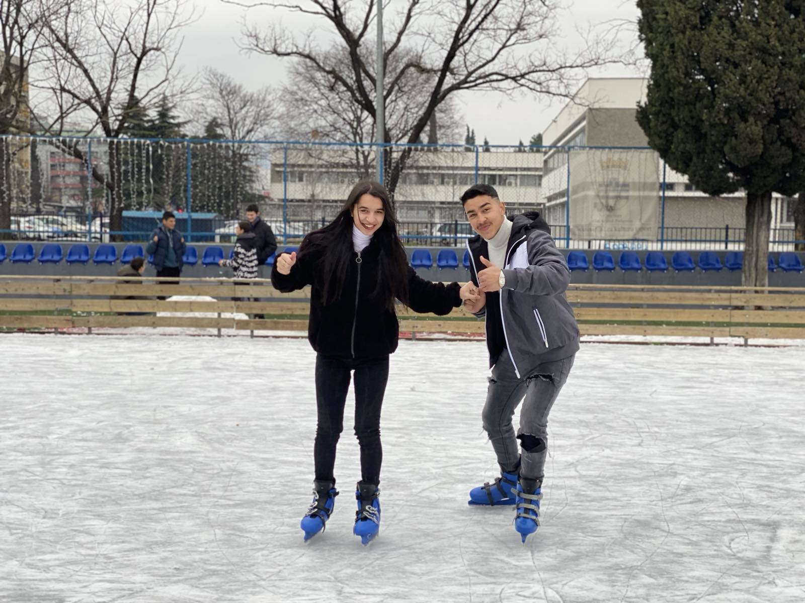 Sekretarijat za socijalno staranje Glavnog grada: Pripadnici RE populacije uživali na klizalištu