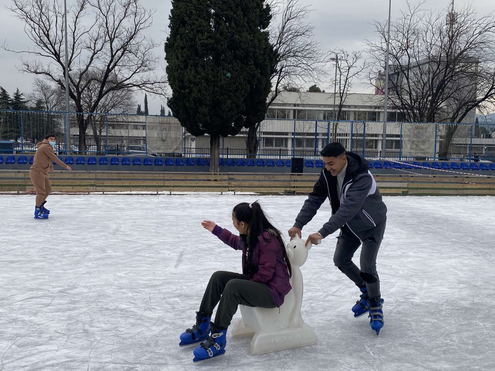 Sekretarijat za socijalno staranje Glavnog grada: Pripadnici RE populacije uživali na klizalištu