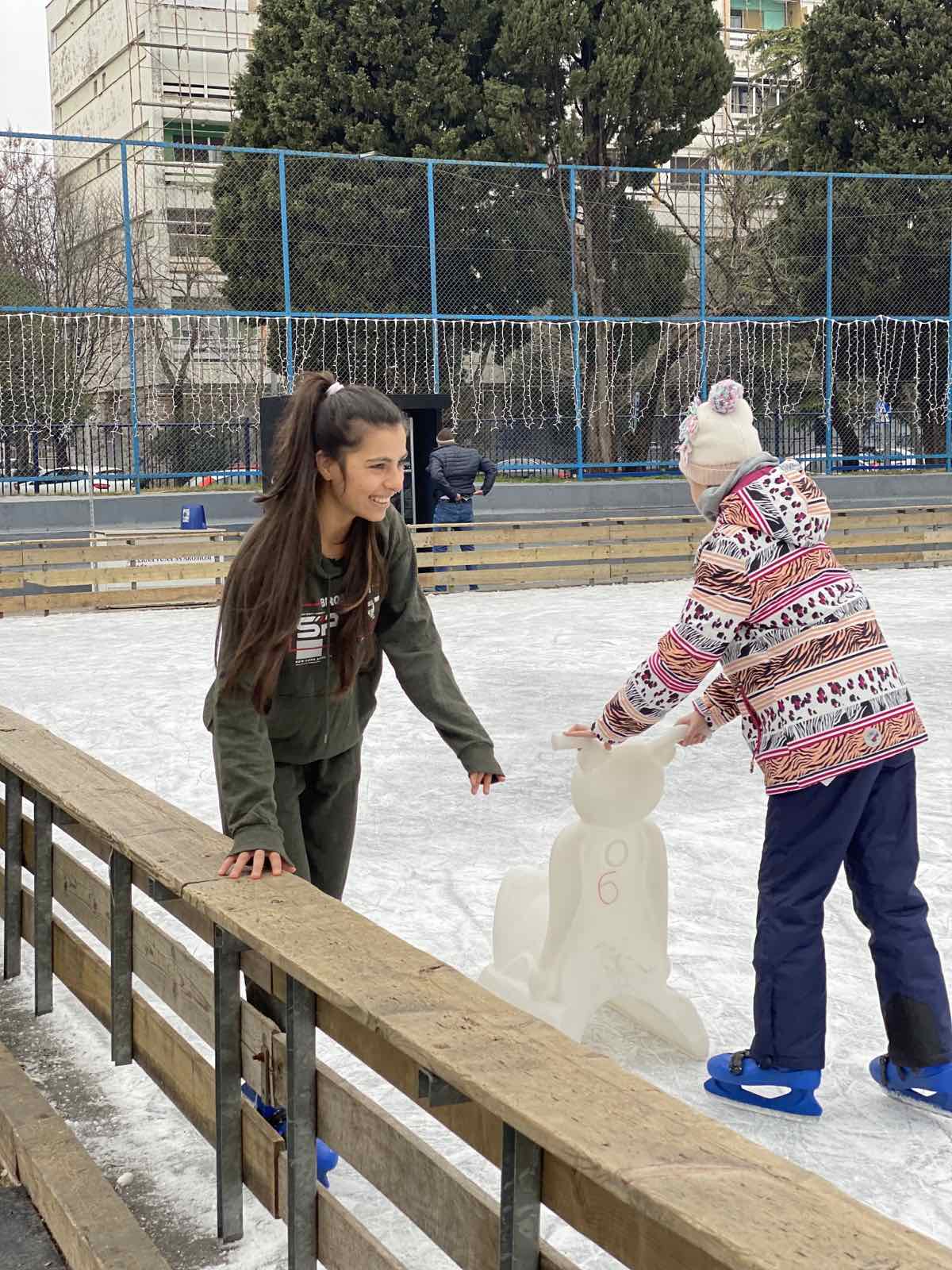 Sekretarijat za socijalno staranje Glavnog grada: Pripadnici RE populacije uživali na klizalištu